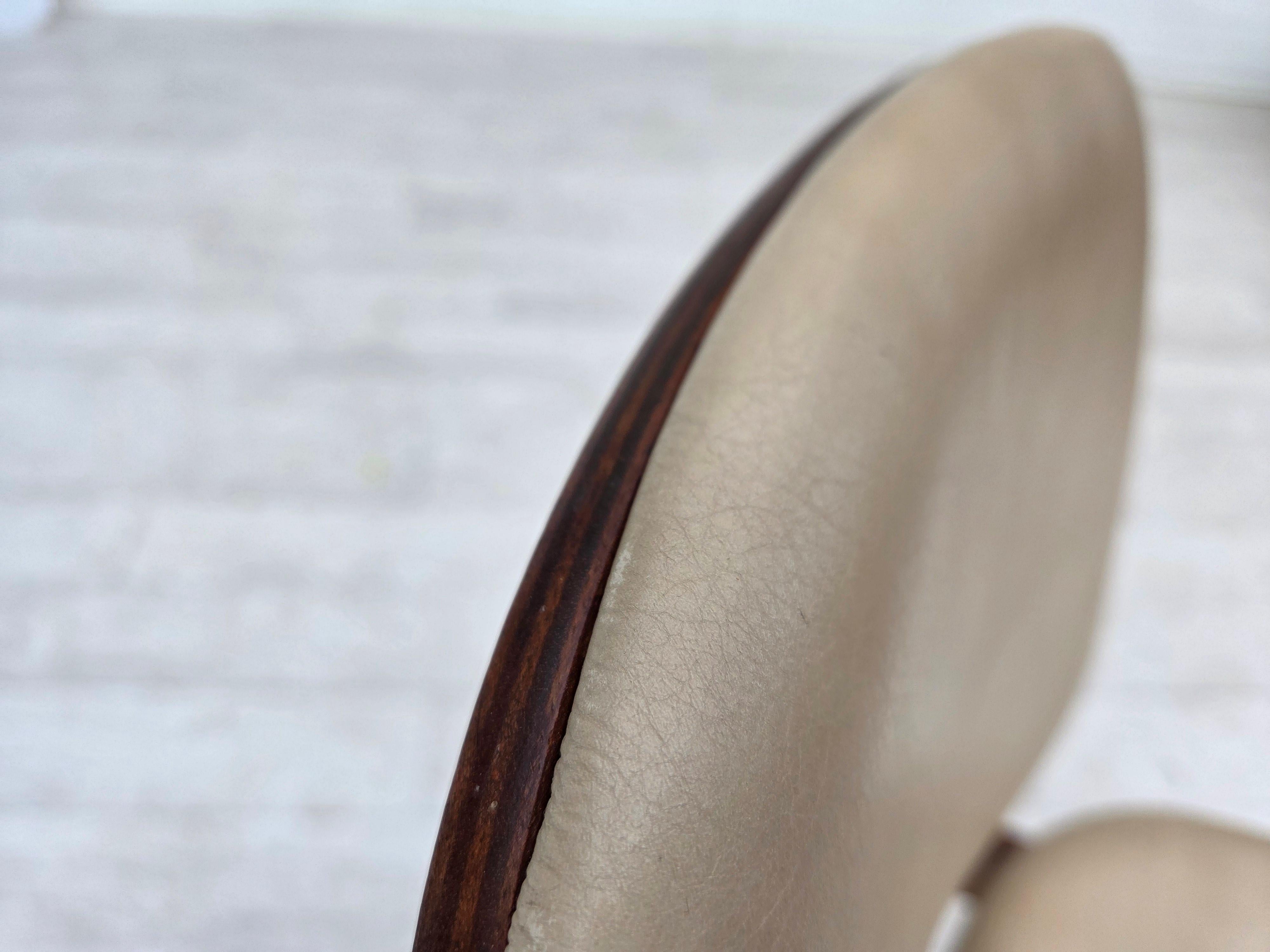Anni '60, design danese di Arne Vodder, set di 3 sedie, legno di teak, pelle. in vendita 5