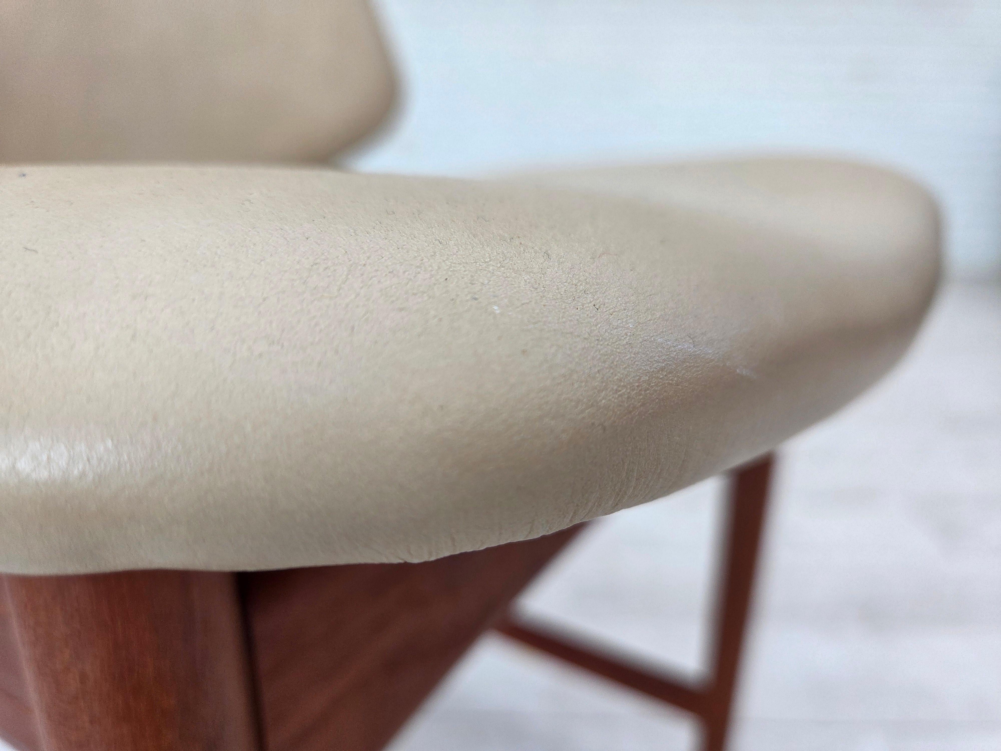 Anni '60, design danese di Arne Vodder, set di 3 sedie, legno di teak, pelle. in vendita 6