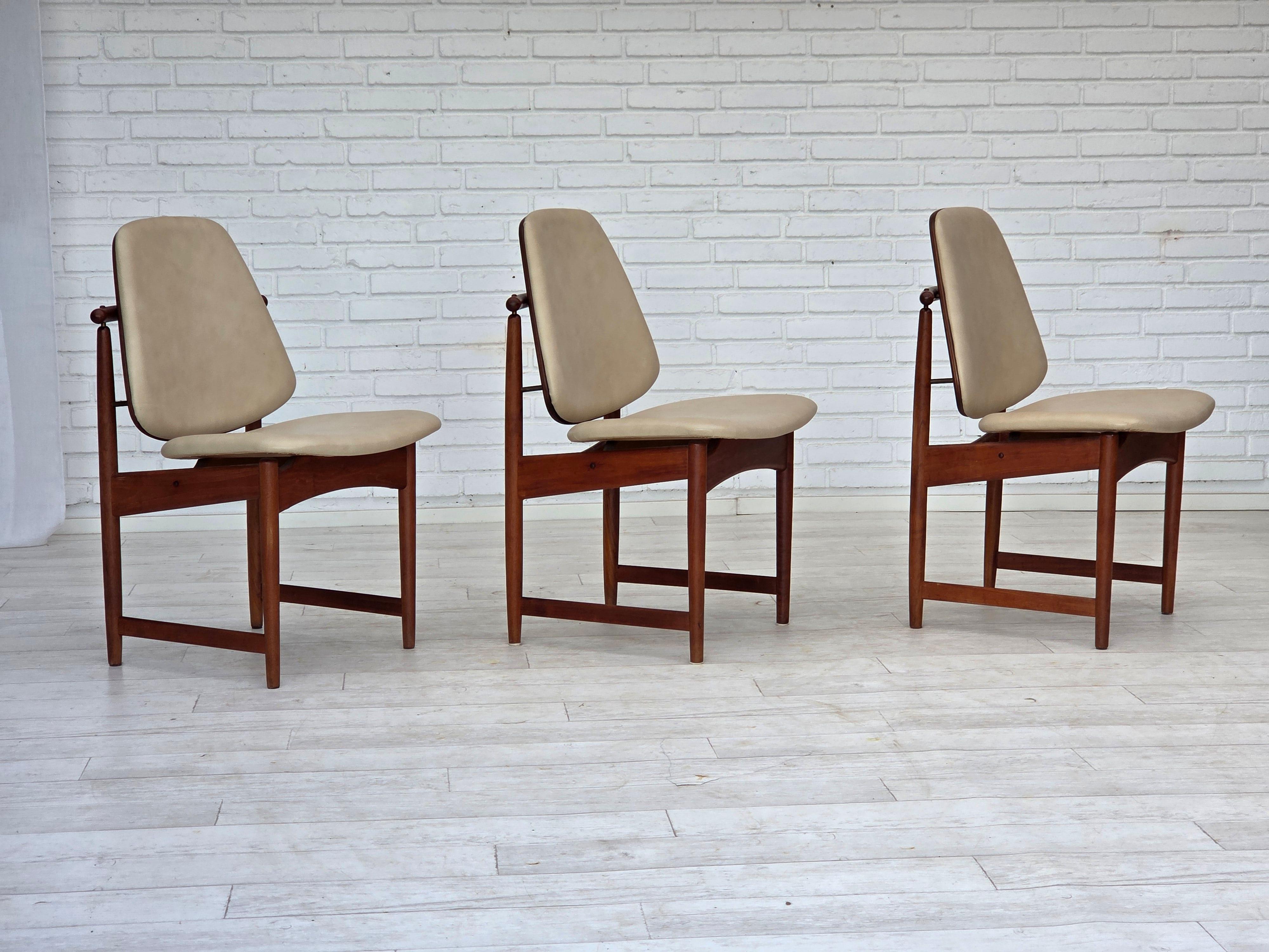 Anni '60, design danese di Arne Vodder. Set di 3 sedie laterali. Legno massiccio di teak, pelle beige di alta qualità, connettori in ottone. Condizioni originali molto buone: nessun odore, nessuna macchia e struttura stabile. Prodotto dal