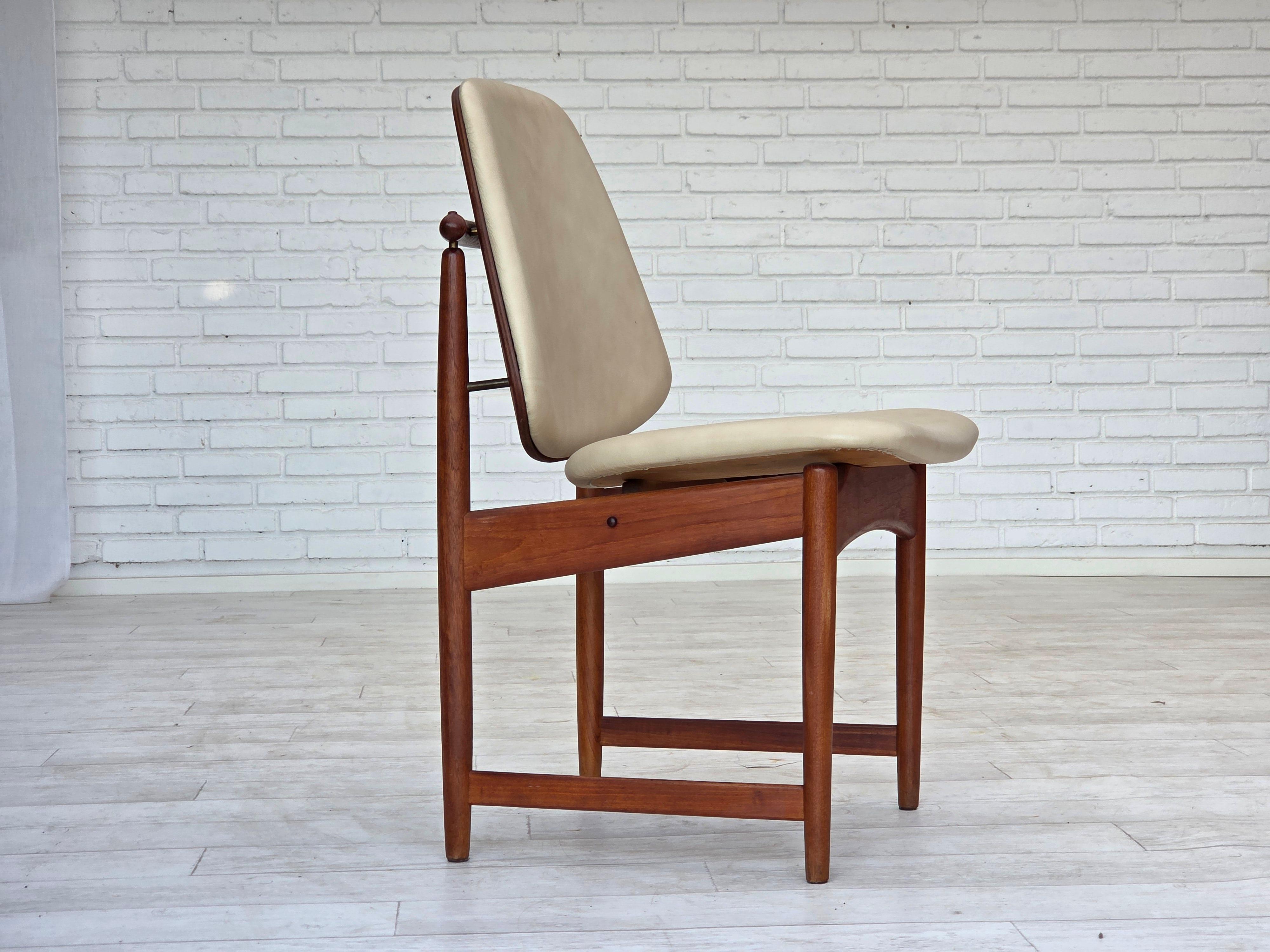 Anni '60, design danese di Arne Vodder, set di 3 sedie, legno di teak, pelle. In condizioni buone in vendita a Tarm, 82