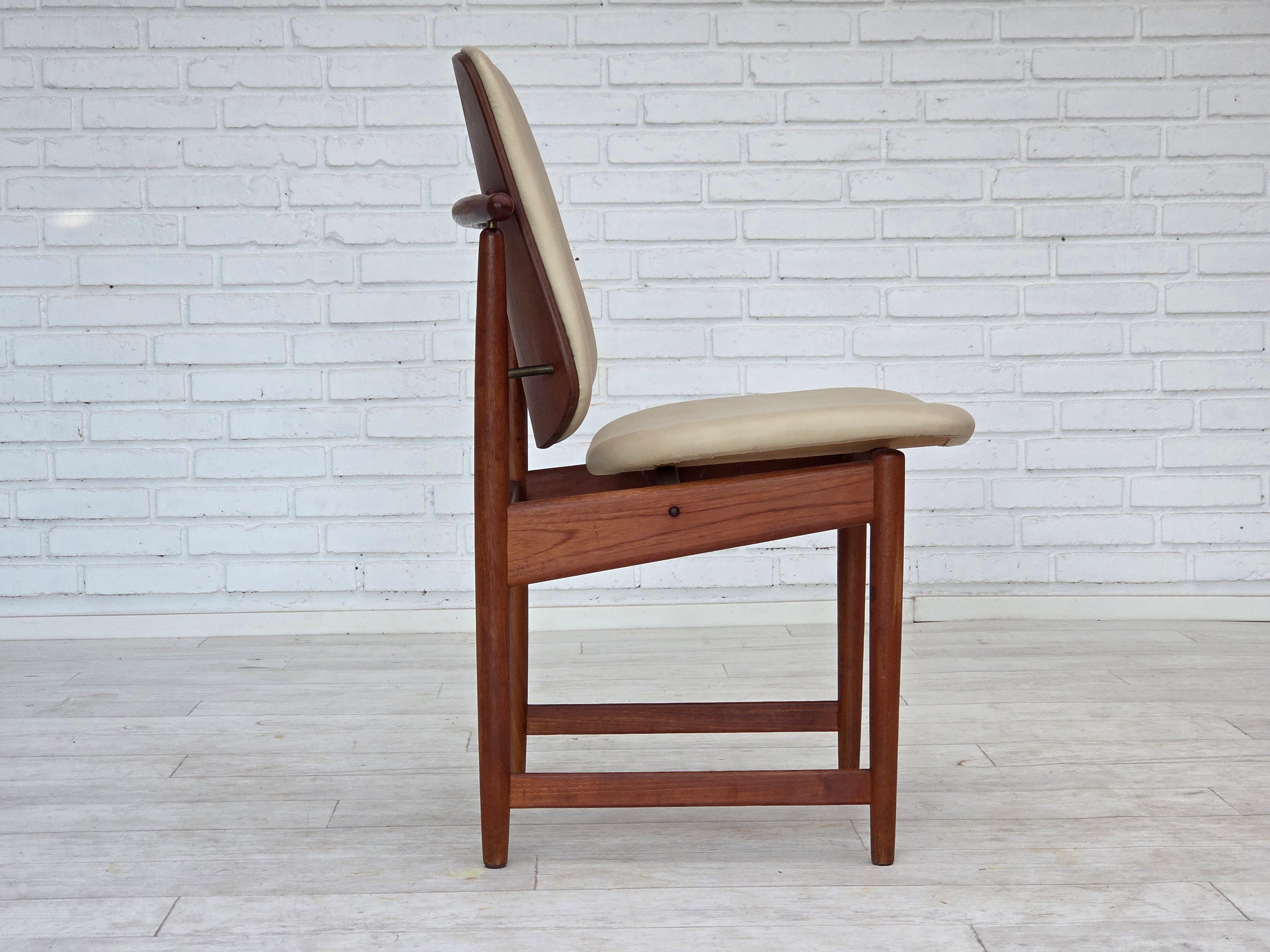 Metà XX secolo Anni '60, design danese di Arne Vodder, set di 3 sedie, legno di teak, pelle. in vendita
