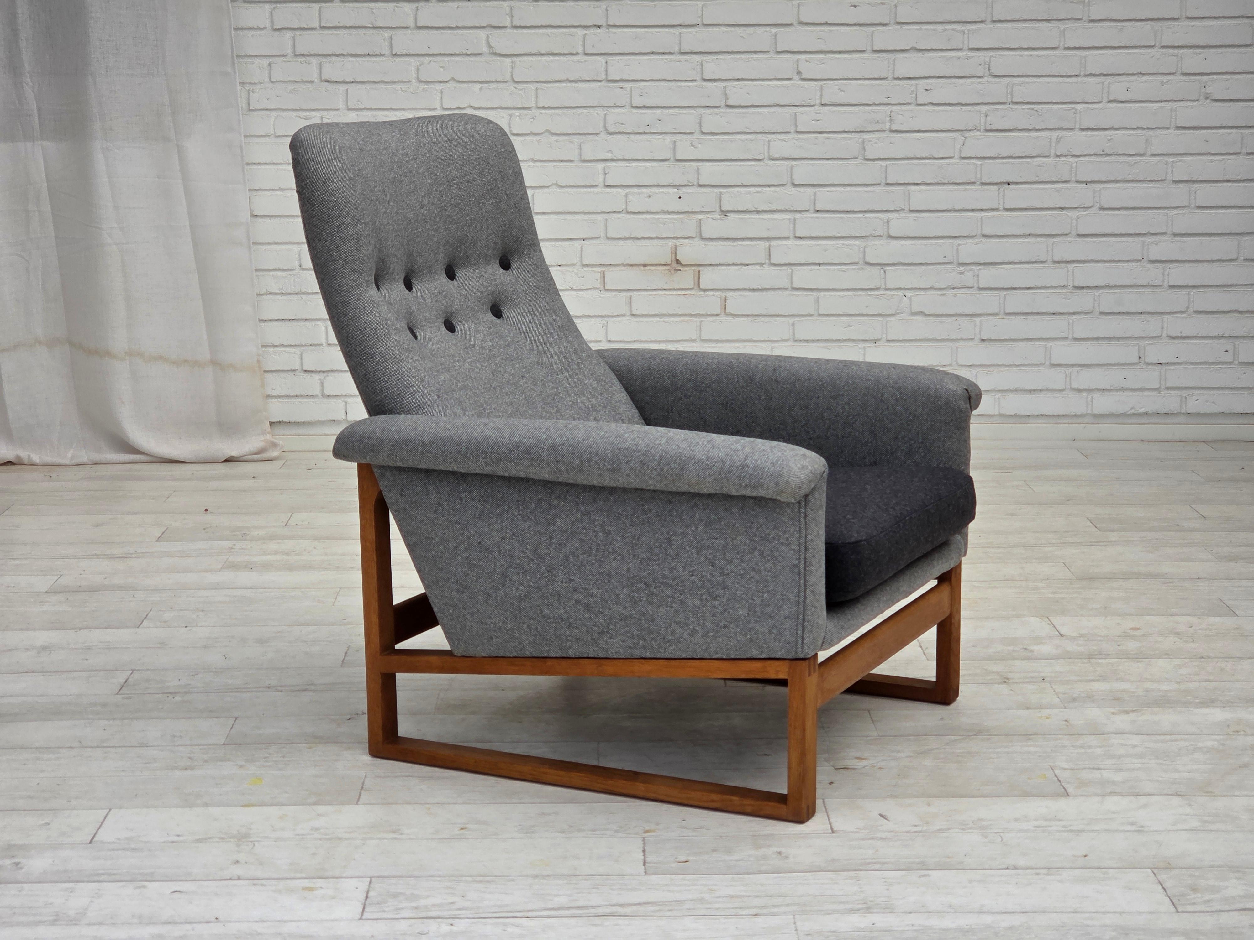 Anni '60, design danese di Børge Mogensen per Fredericia Stolefabrik. Poltrona completamente rivestita in lana di qualità, rinnovata in rovere massiccio. Tappezzeria e cuscini dei sedili nuovi di zecca. Prodotto dal produttore danese di mobili