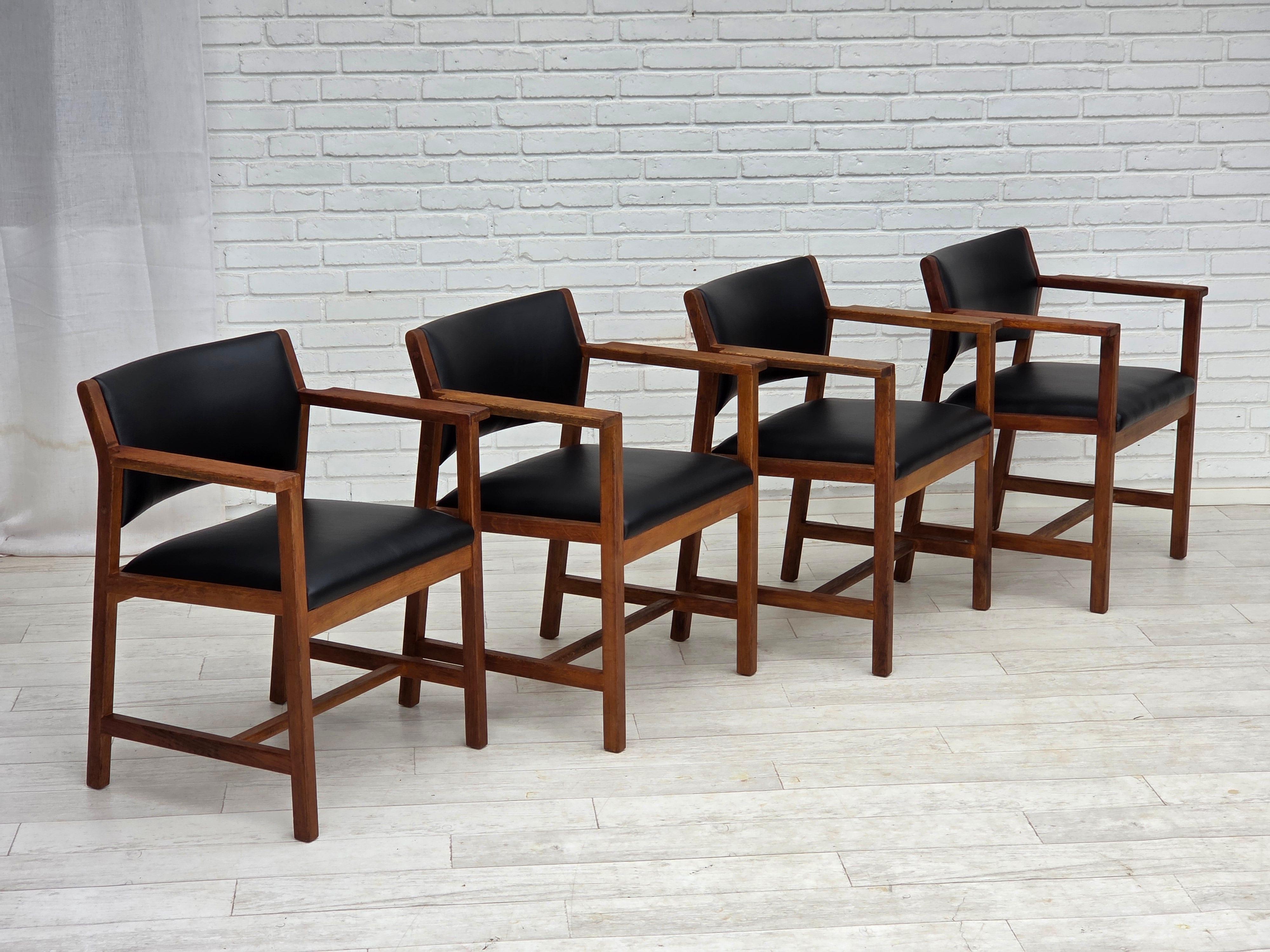 Dänisches Design von Børge Mogensen, Modell BM 74 für P.Lauritsen & Son. Satz von 4 Sesseln. Vollständig neu gepolstert mit schwarzem Qualitätsleder von Sørensen. Aufgefrischte Eiche, brandneue Polsterung. Hergestellt vom dänischen Möbelhersteller