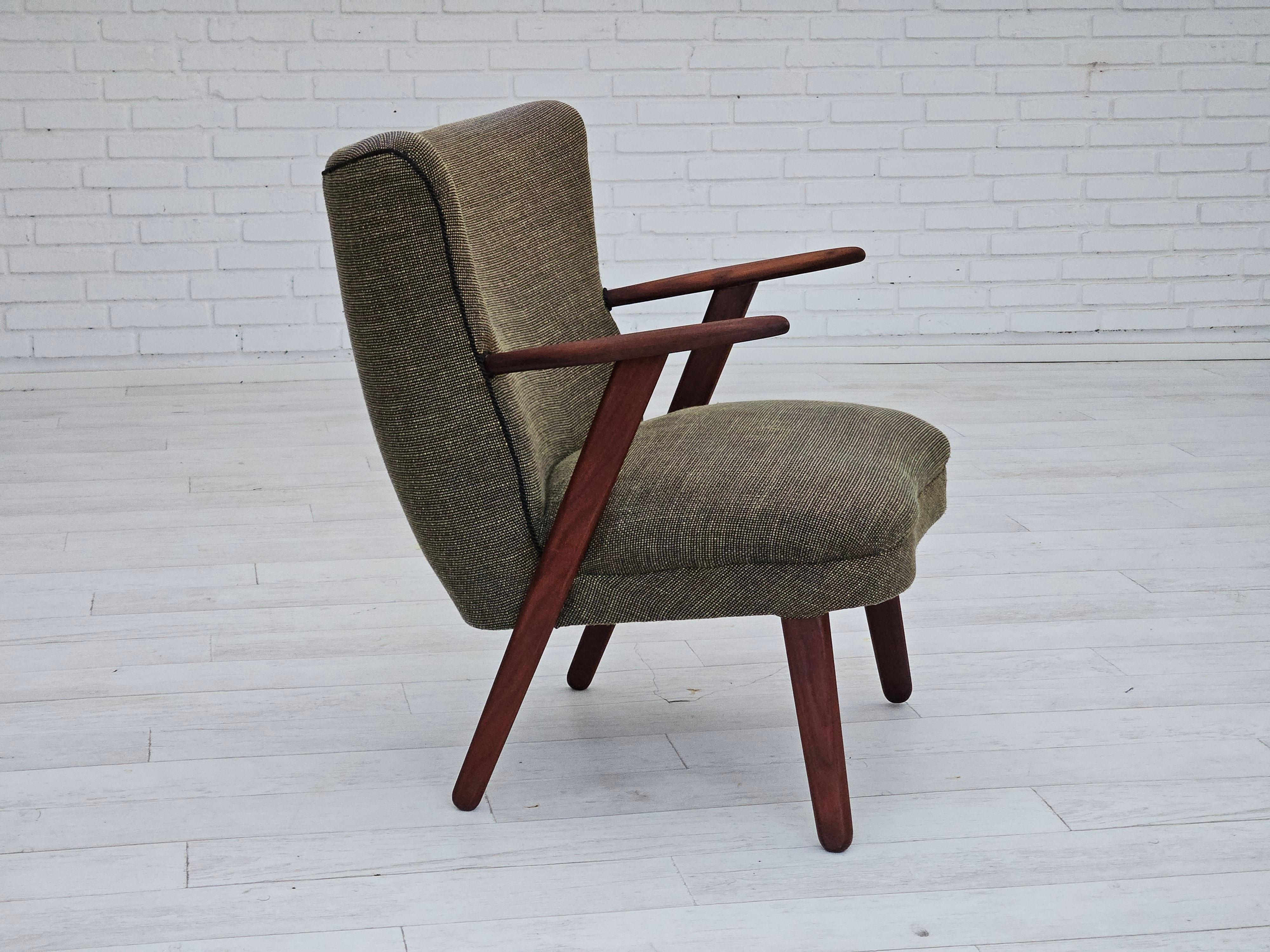 Anni '60, design danese di Erhardsen & Andersen. Poltrona in buone condizioni originali: nessun odore, nessuna macchia e struttura stabile. Originale mobile verde in tessuto di lana, legno di teak. Prodotto dal produttore di mobili danese Eran