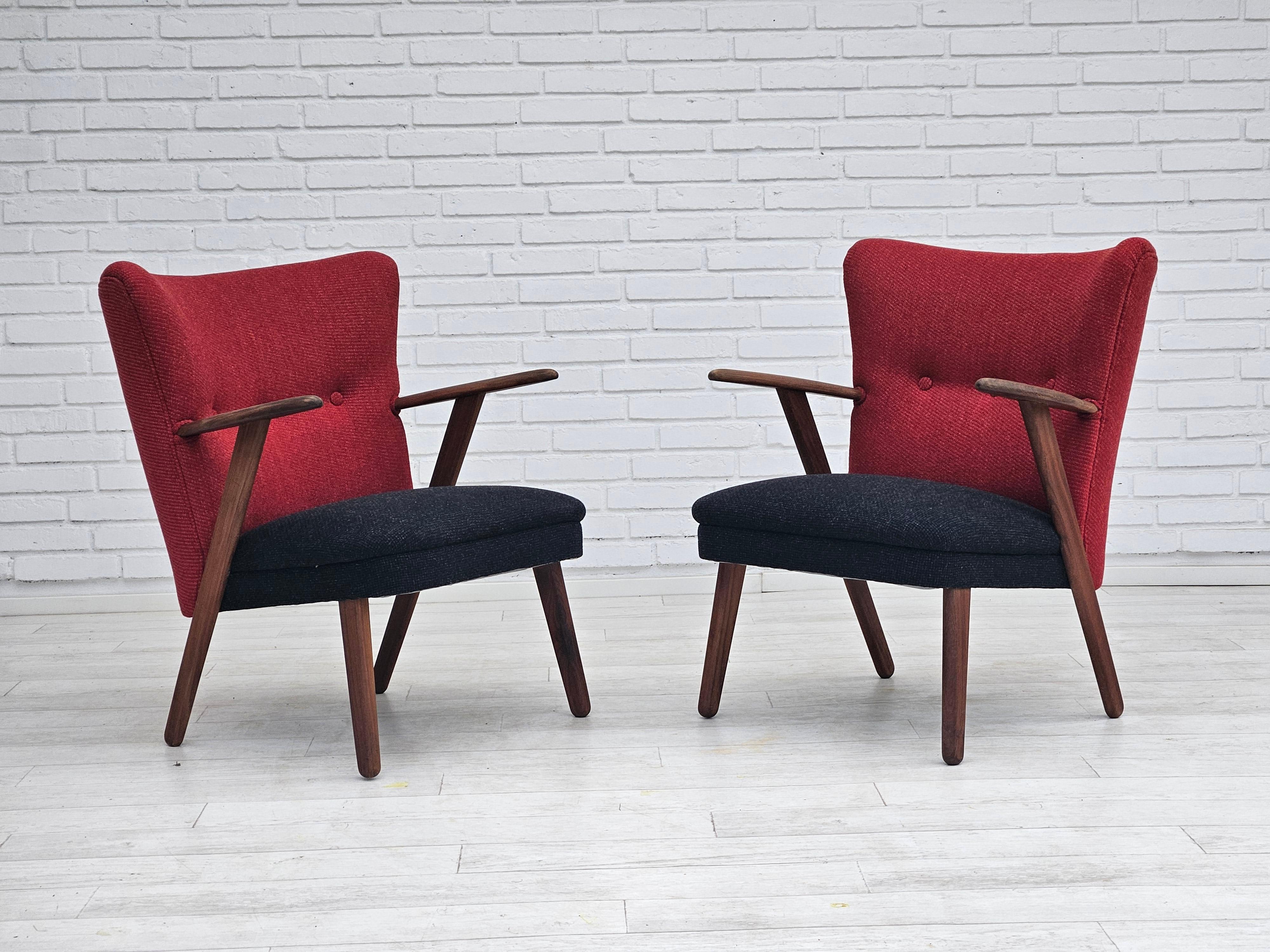 Années 1960, design danois par Erhardsen & Andersen. Fauteuil entièrement rénové et retapissé. Tissu de laine pour meubles en gris anthracite et rouge. Bois de teck renouvelé. Tapisserie d'ameublement neuve. Fabriqué par le fabricant de meubles
