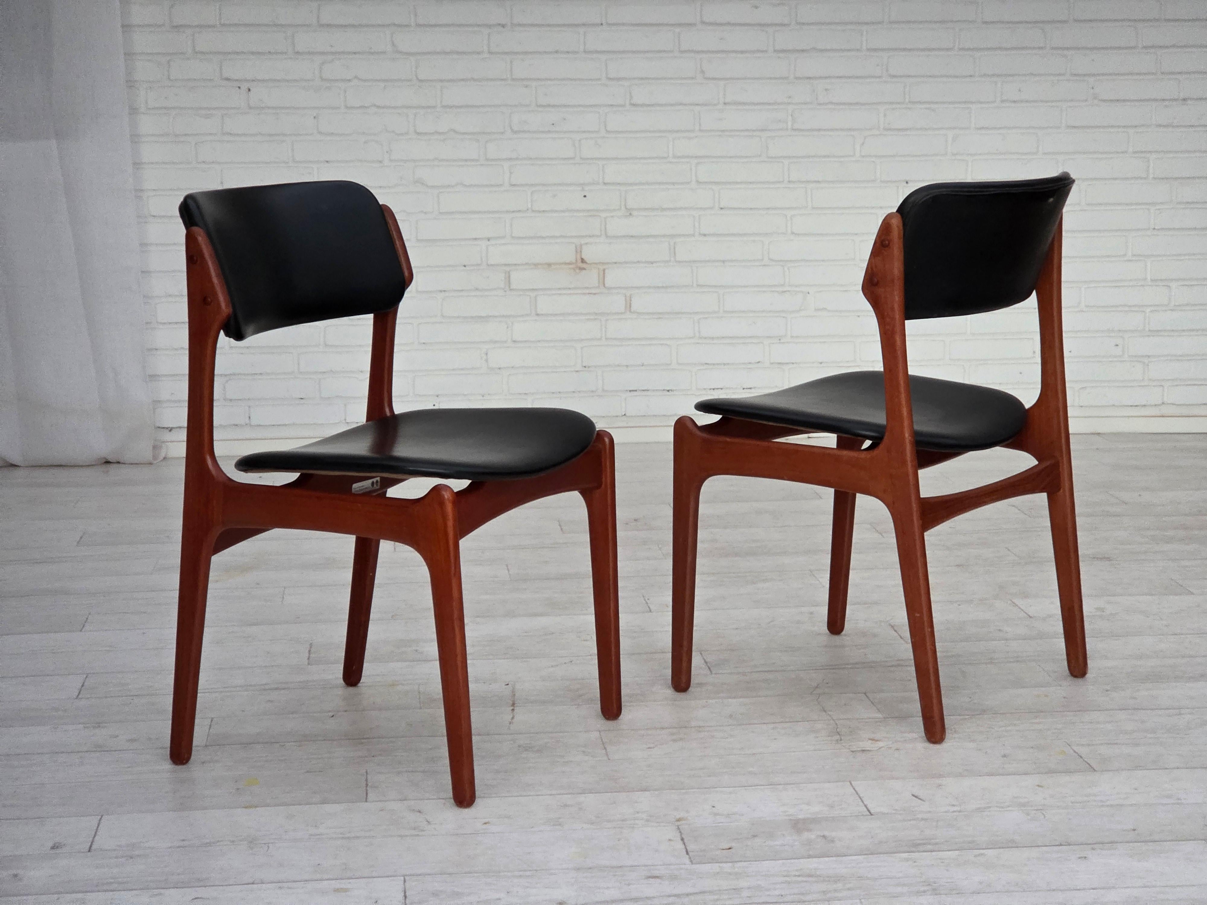 1960, design danese di Erik Buch, modello 49. Coppia di sedie da pranzo. Legno di teak, pelle nera per mobili. Prodotto dal produttore di mobili danese Odense Maskinsnedkeri negli anni 1960-65 circa. Design vintage scandinavo originale direttamente