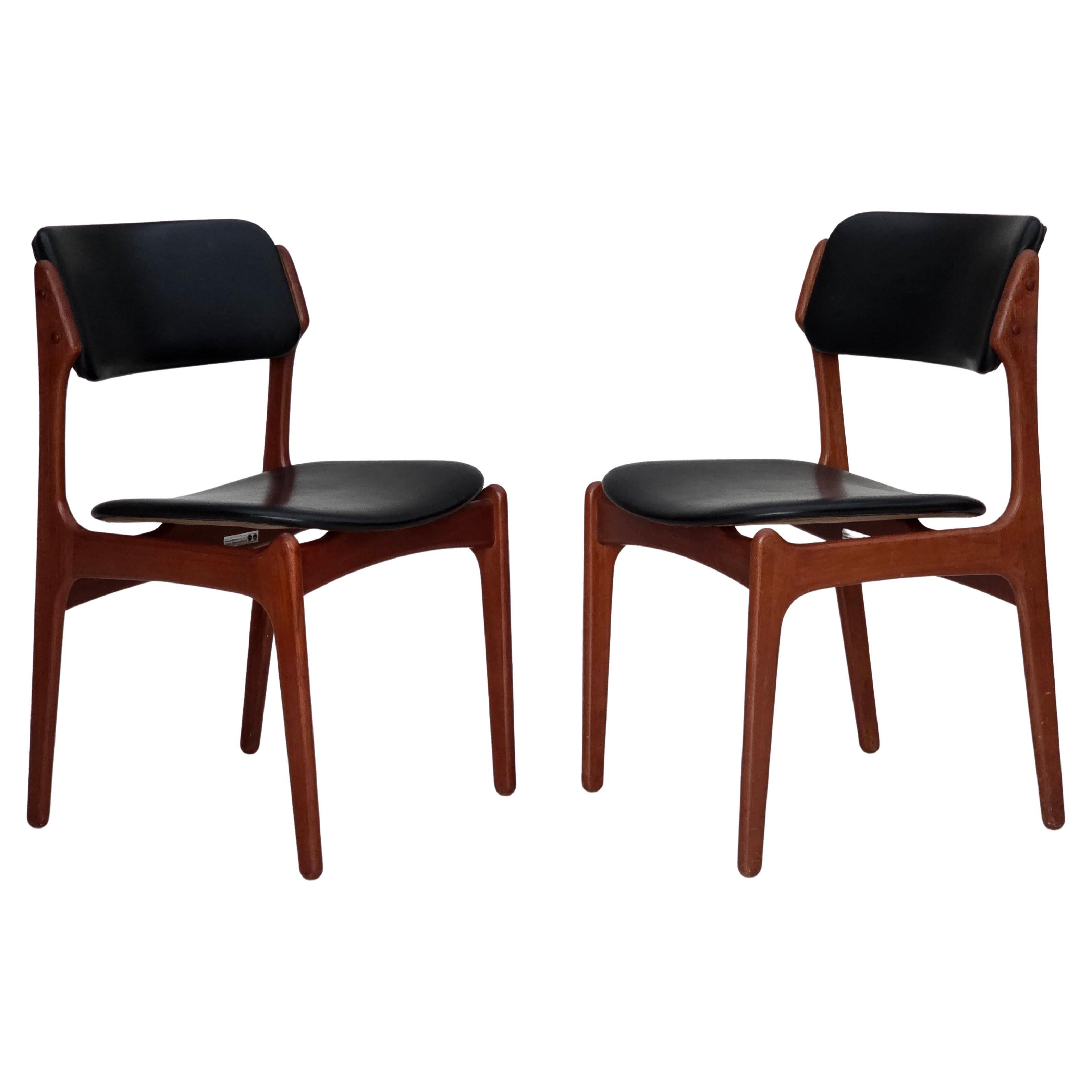 Anni '60, design danese di Erik Buch, modello 49, coppia di sedie, legno di teak.