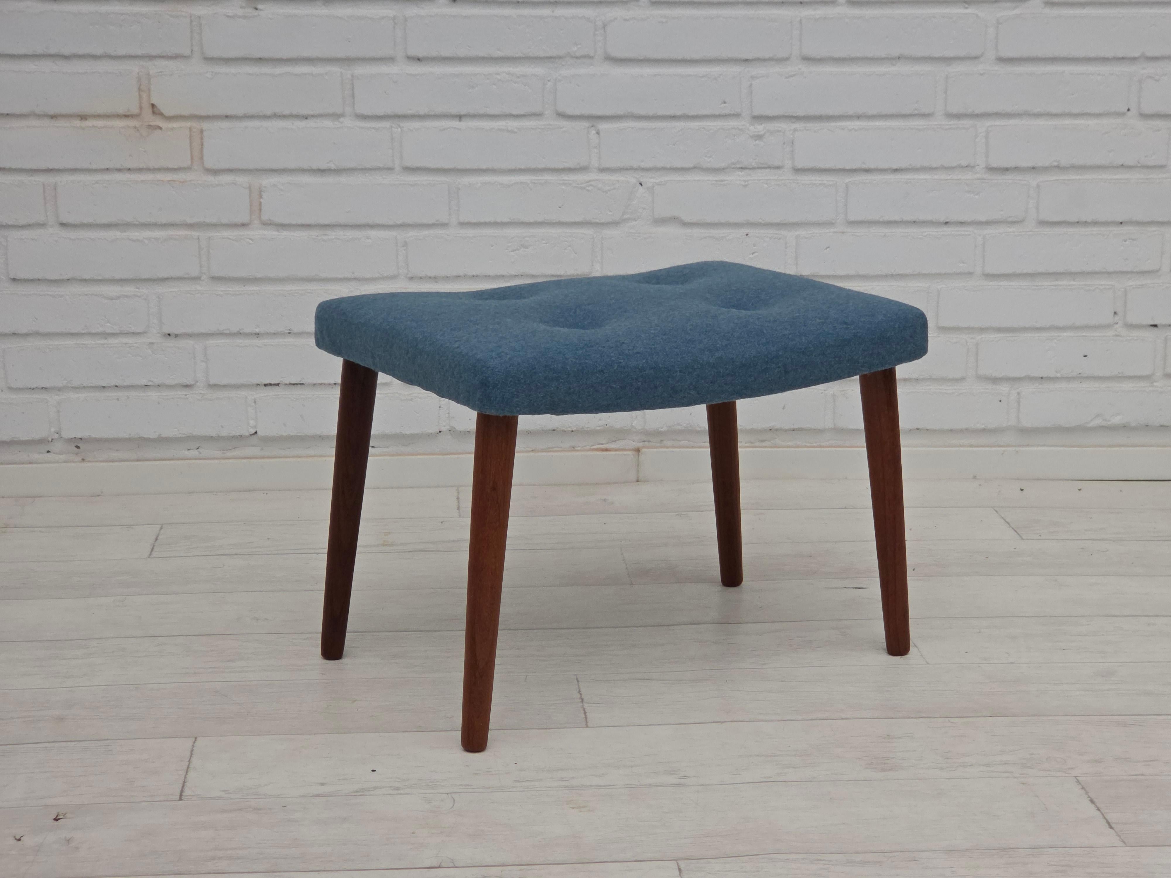 1960s, Danish design by Fritz Hansen, armchair with stool, model 8023. In Good Condition For Sale In Tarm, 82