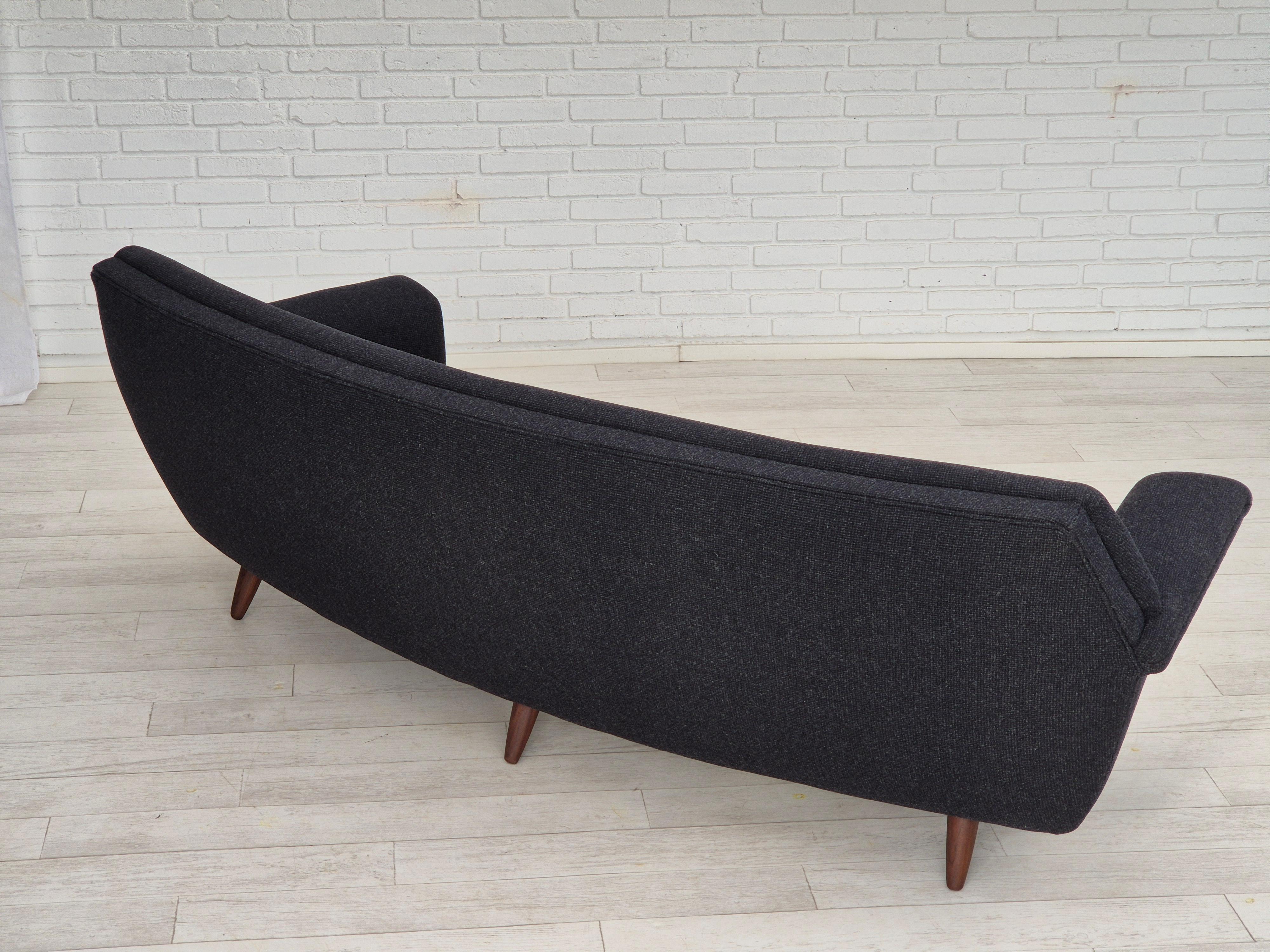 1960s, Danish design by Georg Thams, reupholstered 3 seater sofa. In Good Condition For Sale In Tarm, 82