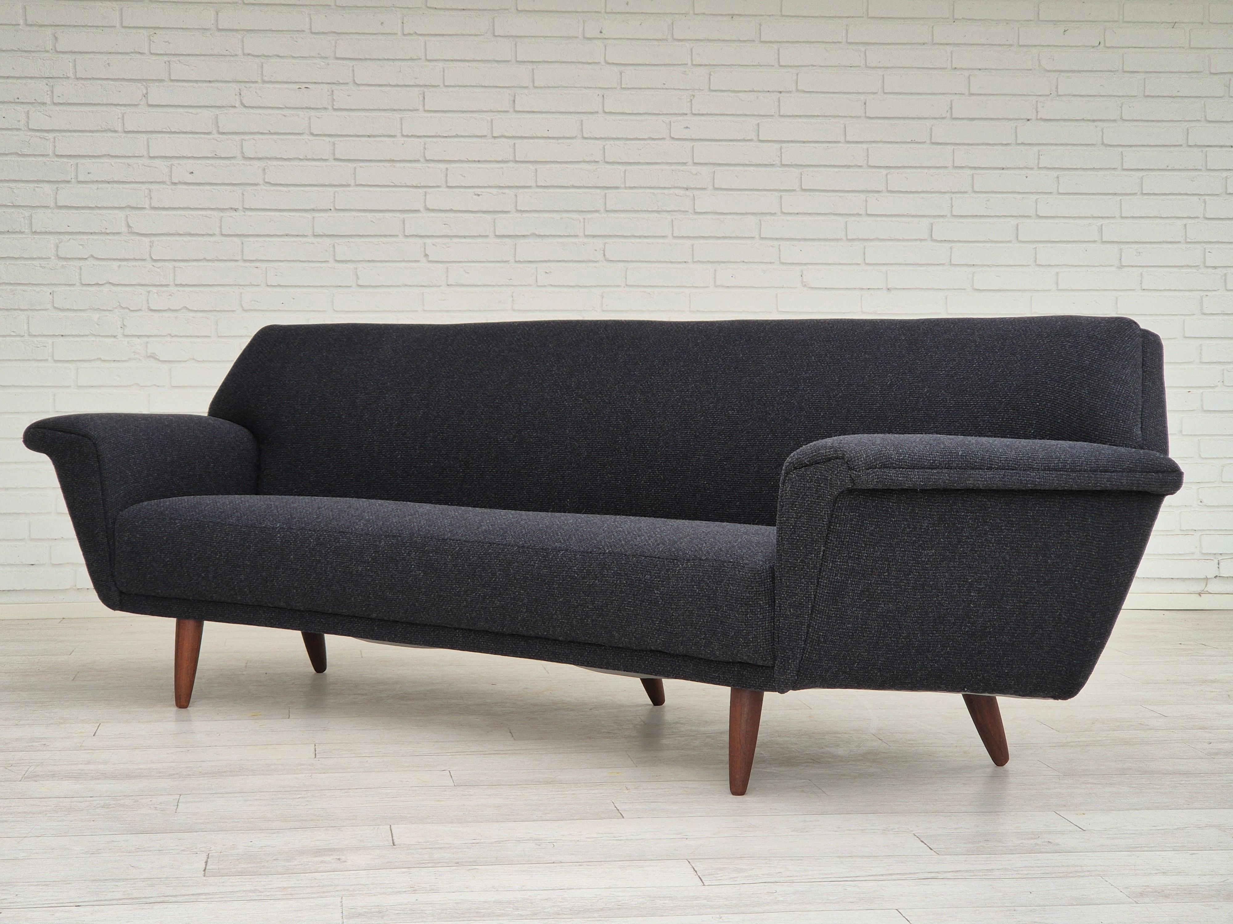 1960s, Danish design by Georg Thams, reupholstered 3 seater sofa. For Sale 2