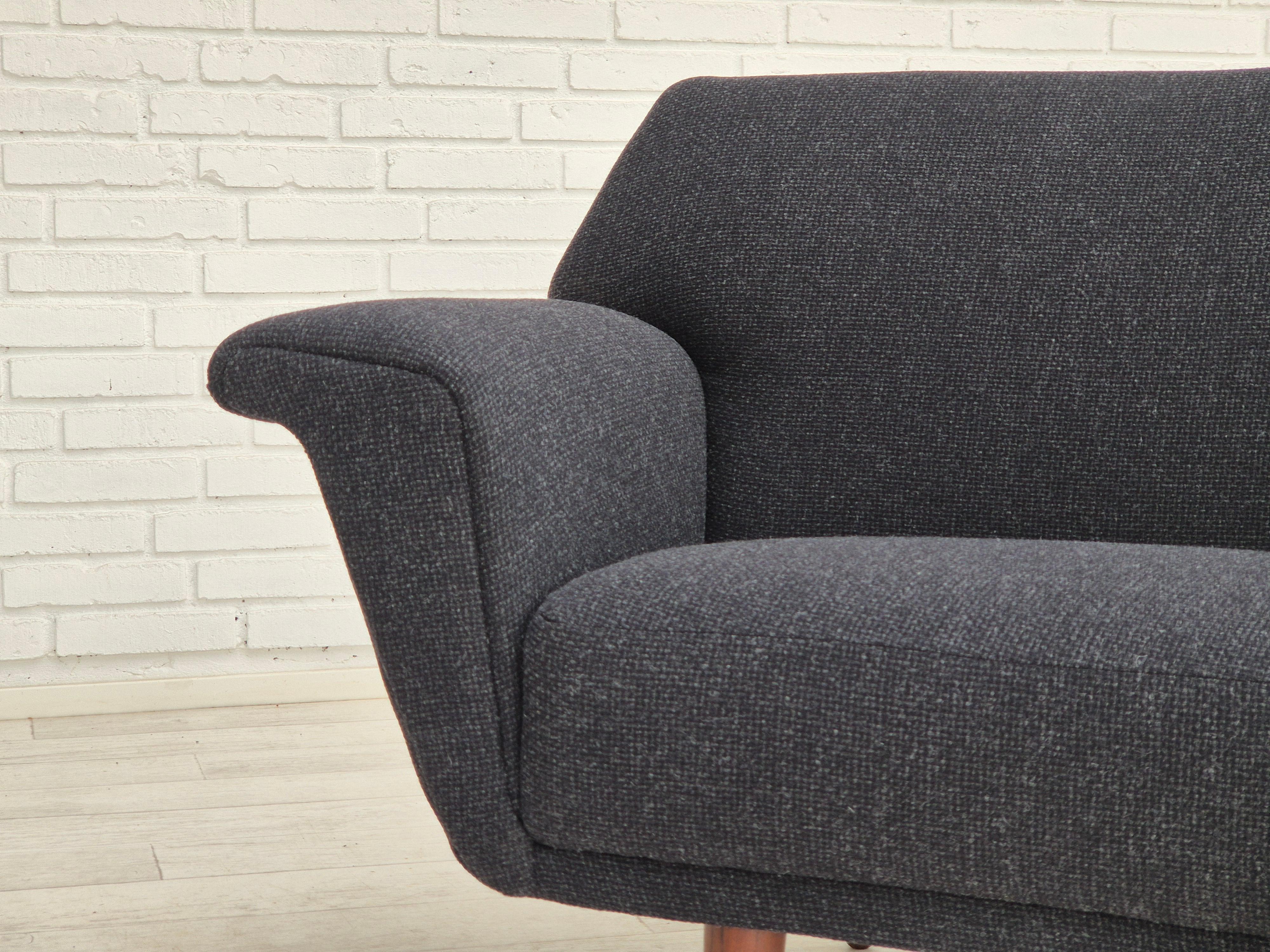 1960er Jahre, dänisches Design von Georg Thams, neu gepolstertes 3-Sitzer-Sofa. im Angebot 2