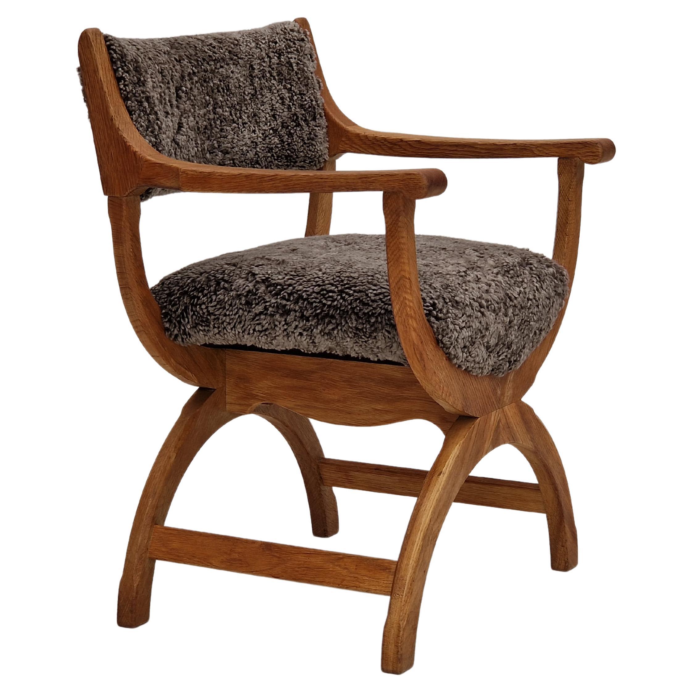 Années 1960, design danois par Henning Kjærnulf, modèle de chaise "Kurul", peau de mouton, chêne. en vente