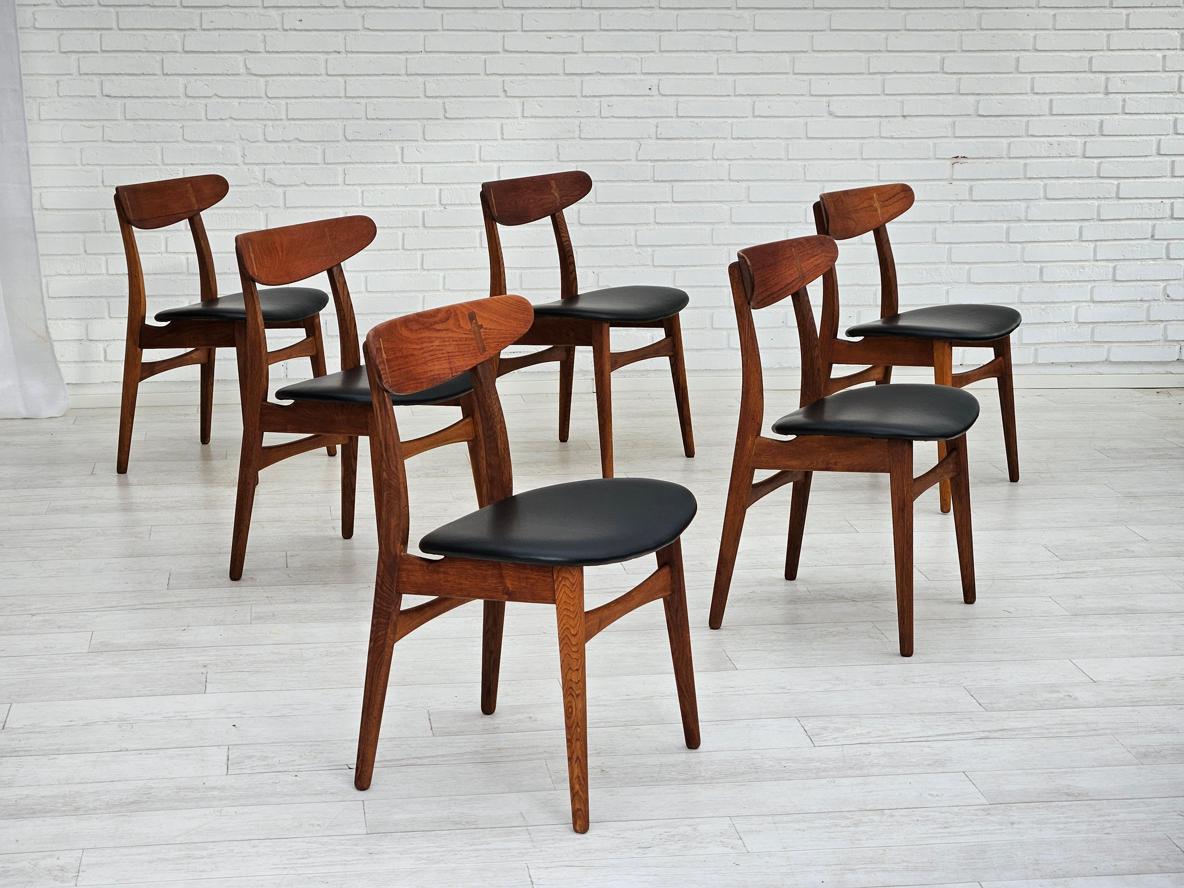 1960s, Danish design by H.J.Wegner. Set of 6 pcs dining chairs model nr.30. Completely renovated-reupholstered. Quality black Sørensen leather. Teak wood and oak wood. Wood renewed. Manufactured by Danish furniture manufacturer Carl Hansen & Søn in