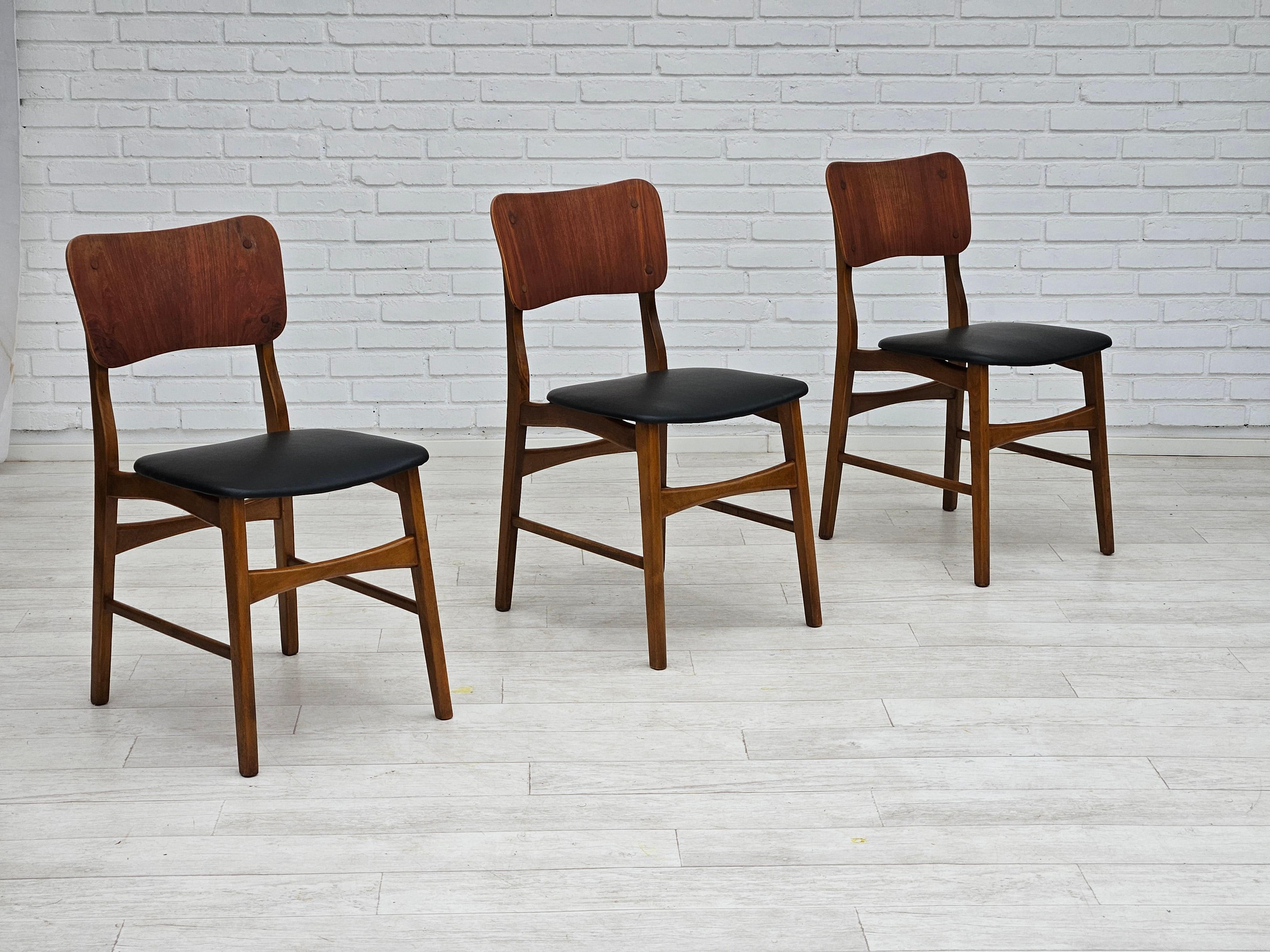 Des années 1960, design danois d'Ib Kofod Larsen, ensemble de 3 chaises de salle à manger modèle 62. Entièrement rénové - rembourré en cuir noir par un artisan. Bois de teck et bois de hêtre. Fabriqué par un fabricant de meubles danois, Boltinge