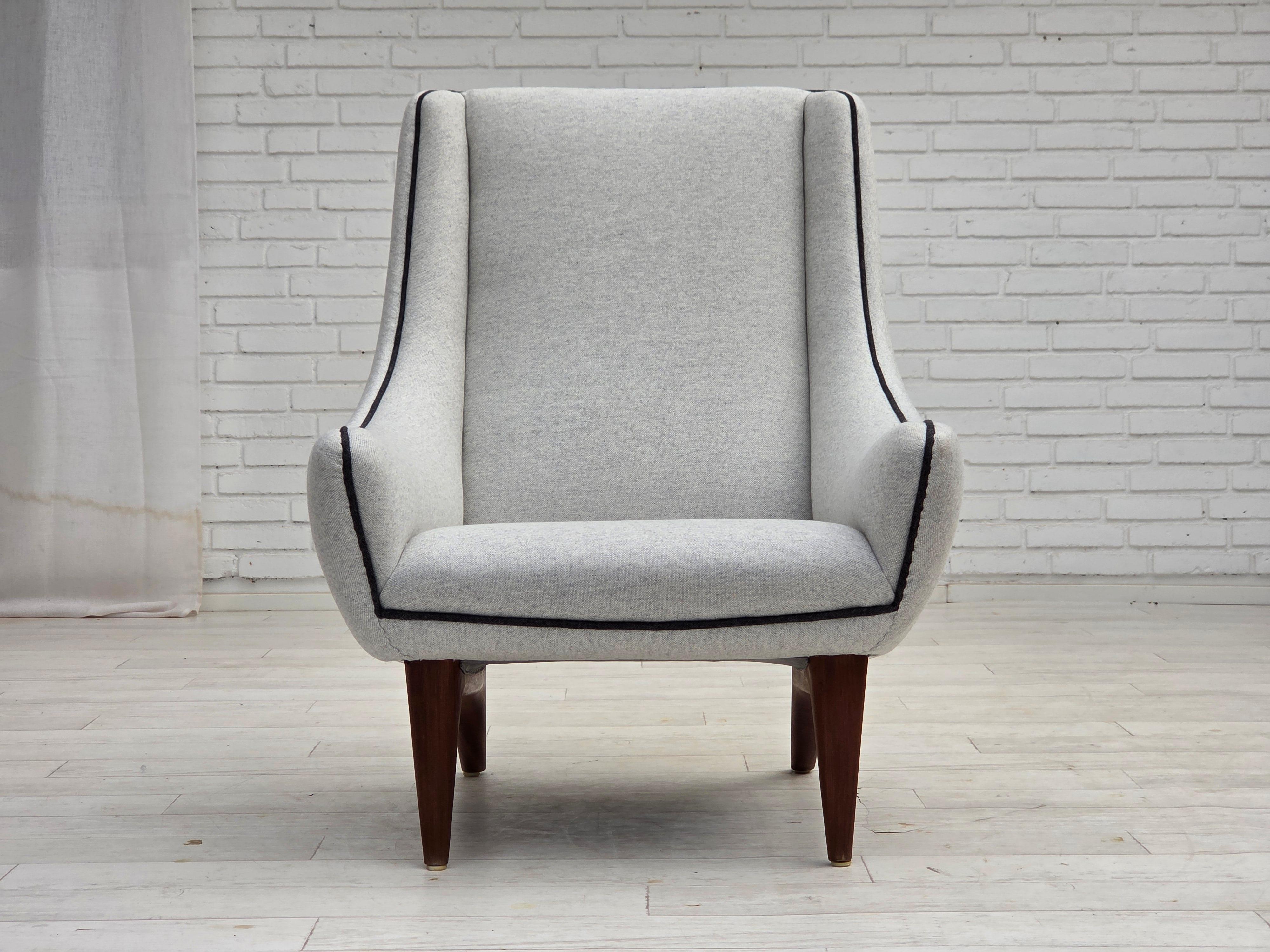 1960s, Danish design by Illum Wikkelsø, model ML 140 with stool, reupholstered. For Sale 5