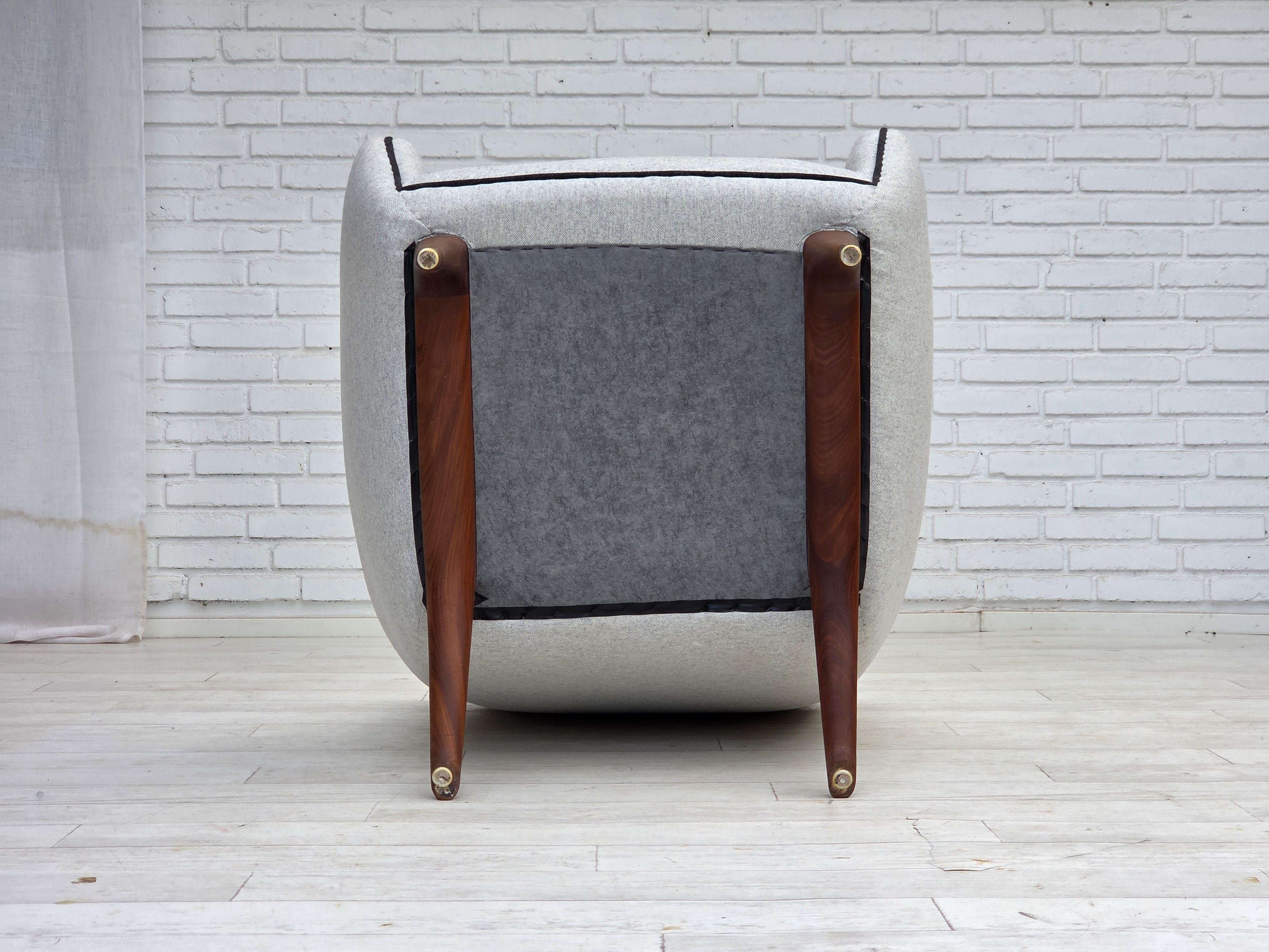 1960s, Danish design by Illum Wikkelsø, model ML 140 with stool, reupholstered. For Sale 6
