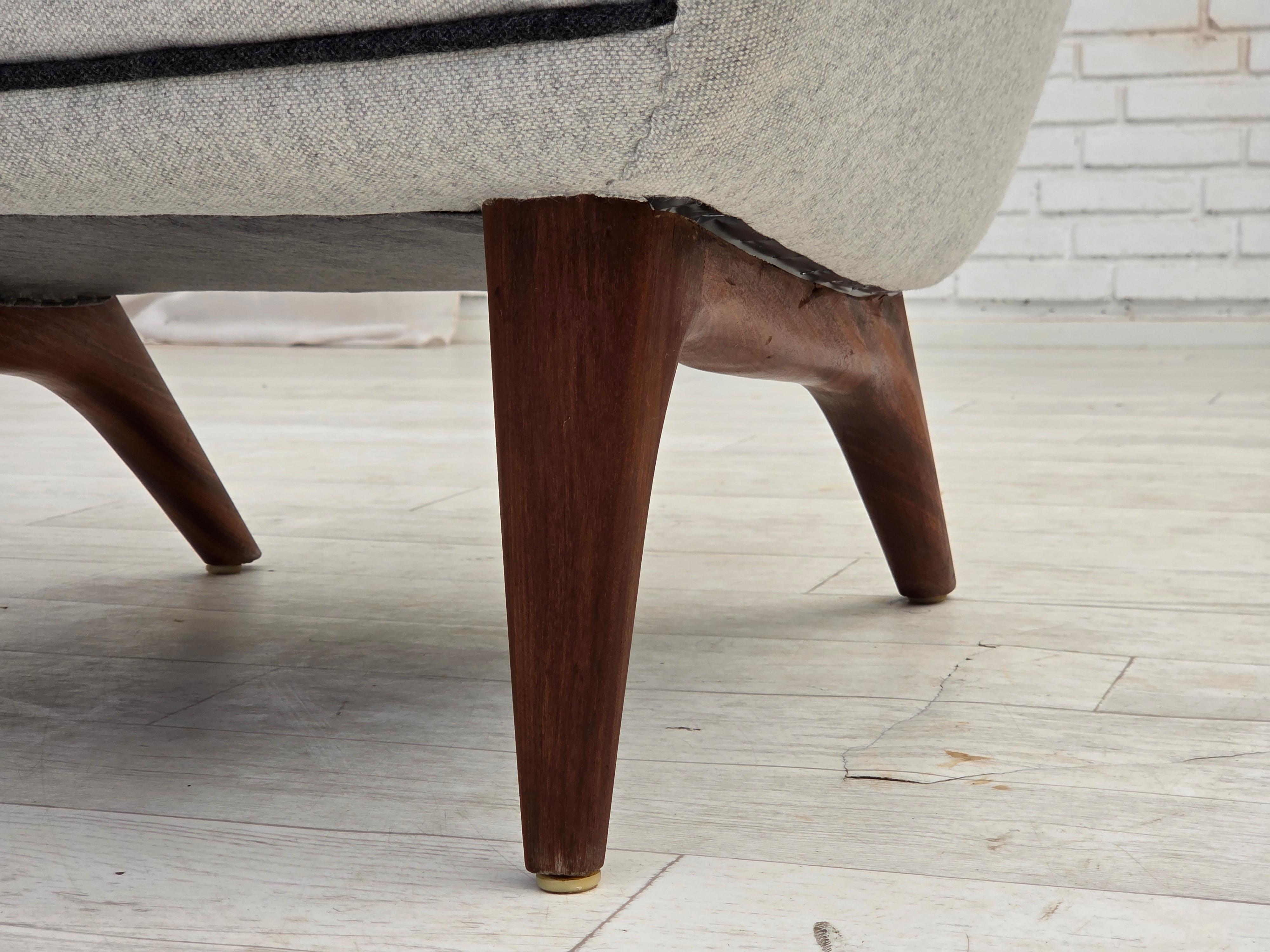 1960s, Danish design by Illum Wikkelsø, model ML 140 with stool, reupholstered. For Sale 7