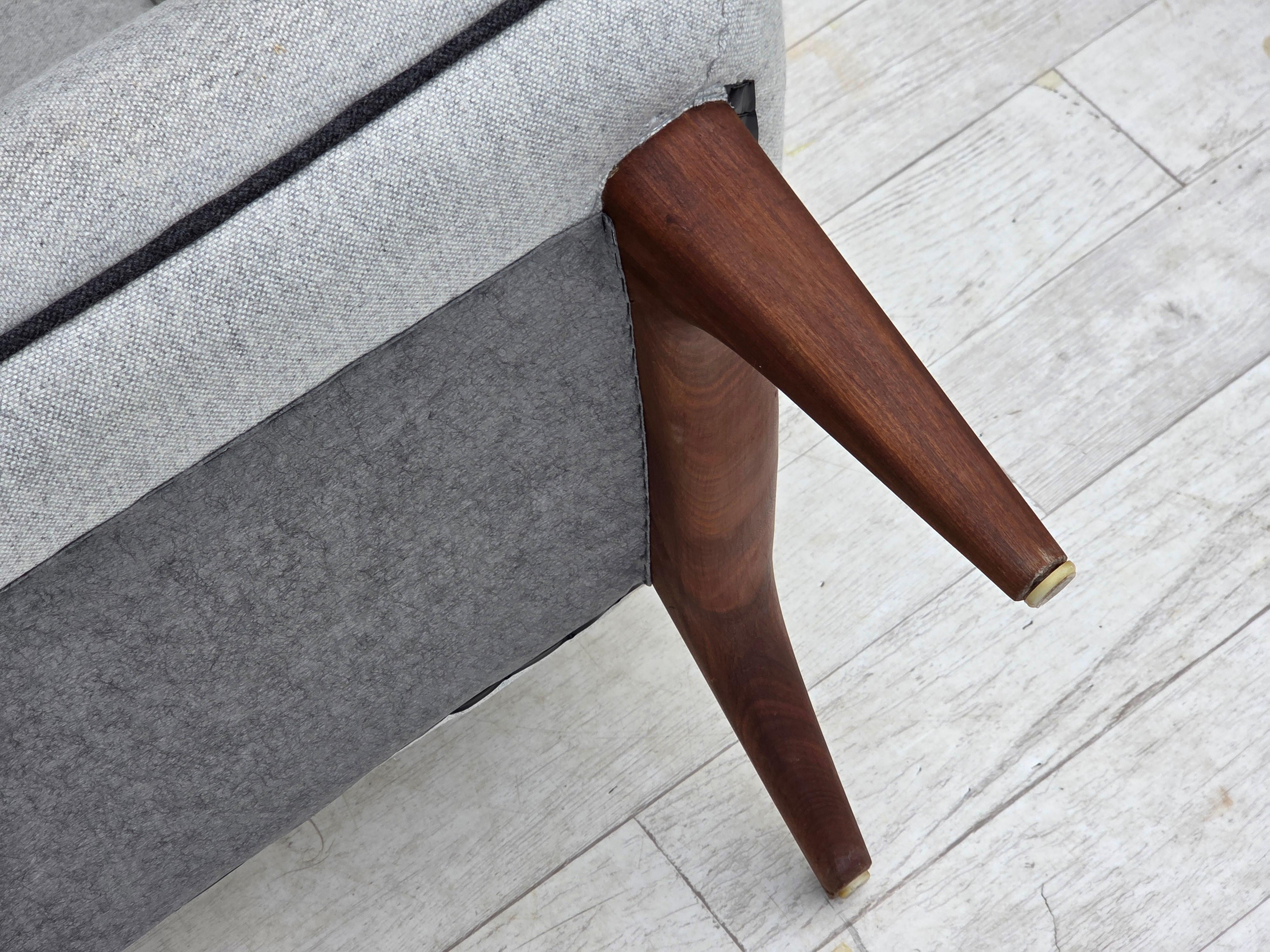 1960s, Danish design by Illum Wikkelsø, model ML 140 with stool, reupholstered. For Sale 8