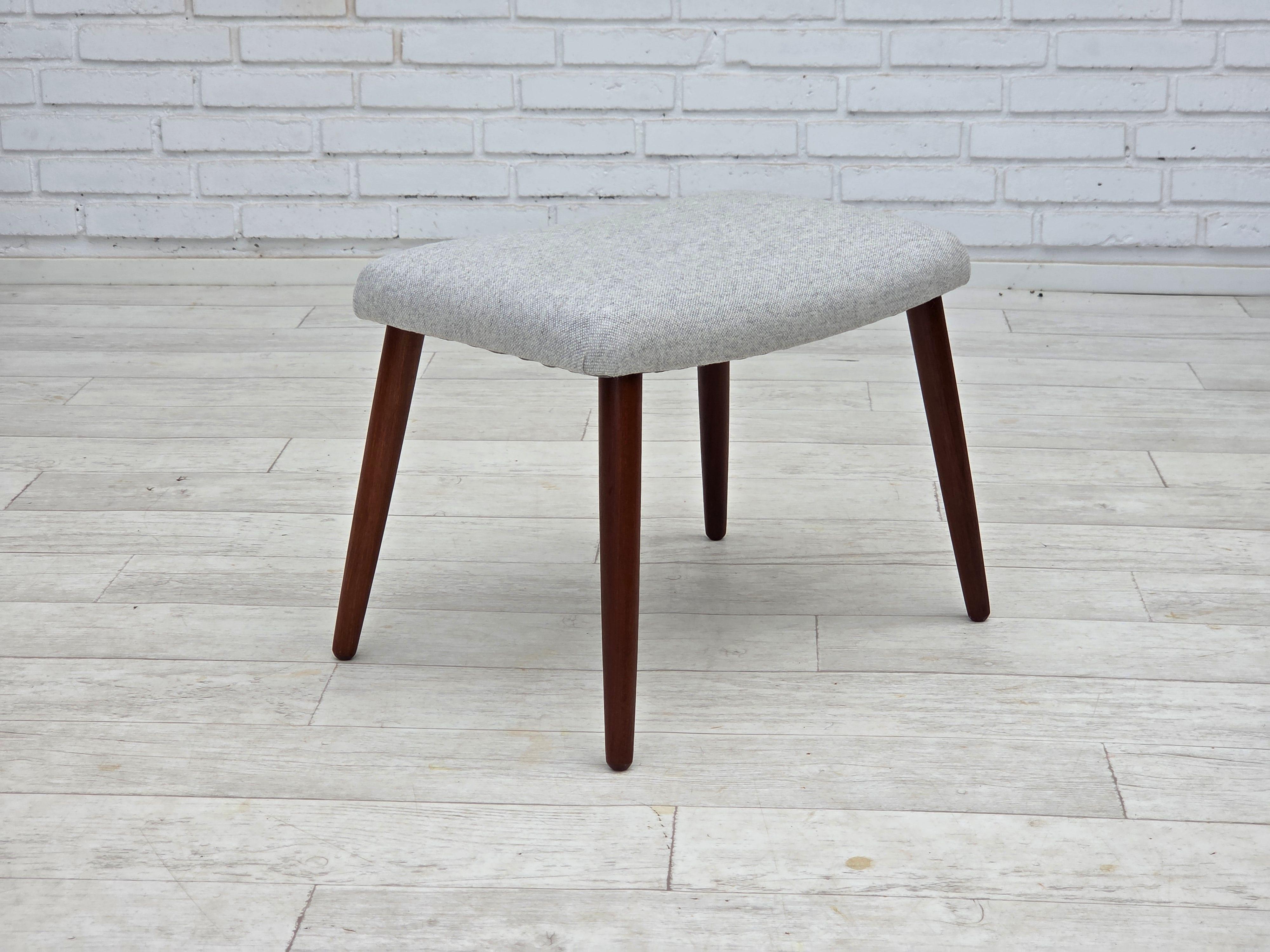 1960s, Danish design by Illum Wikkelsø, model ML 140 with stool, reupholstered. For Sale 9