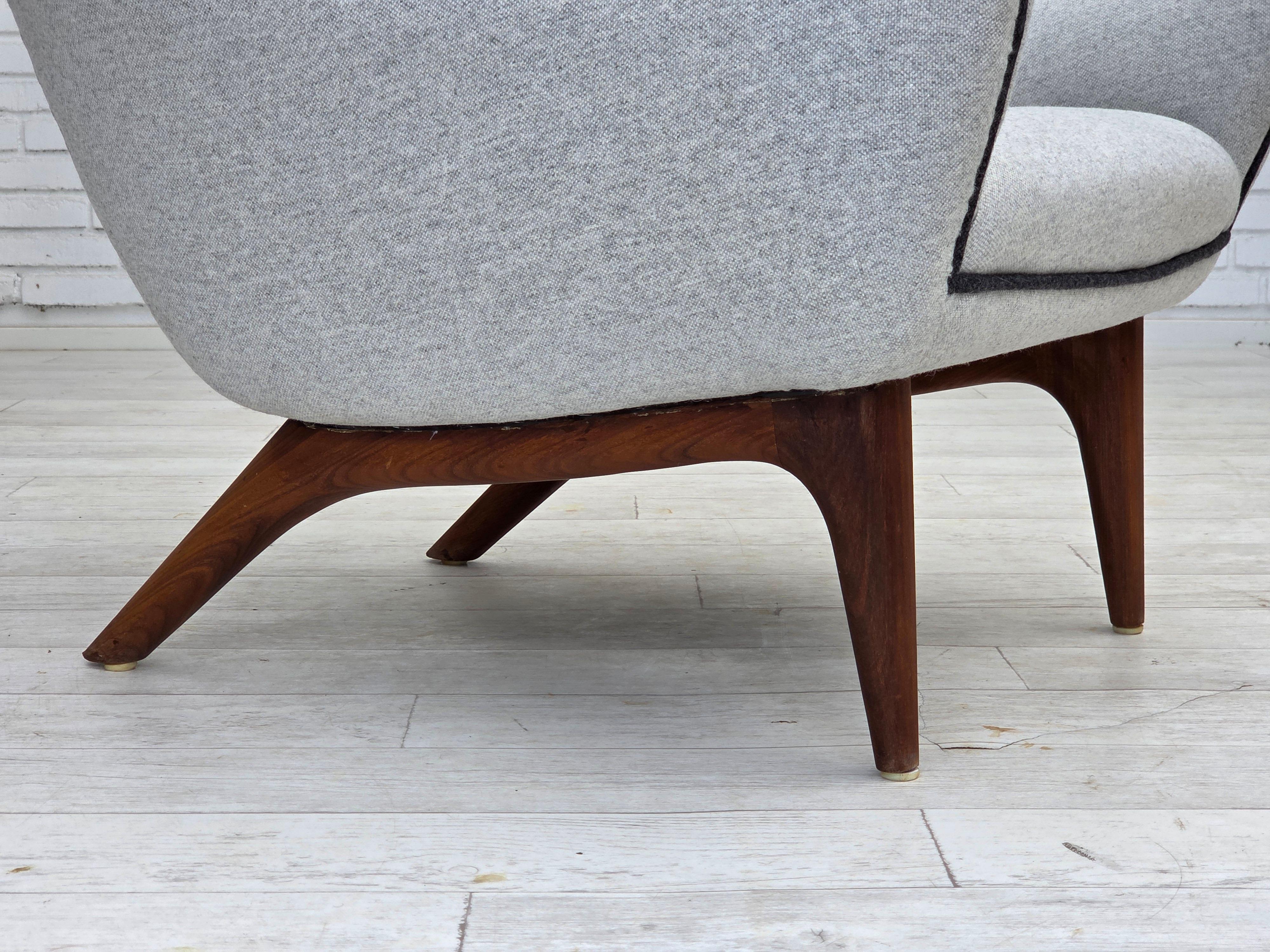 Scandinavian Modern 1960s, Danish design by Illum Wikkelsø, model ML 140 with stool, reupholstered. For Sale
