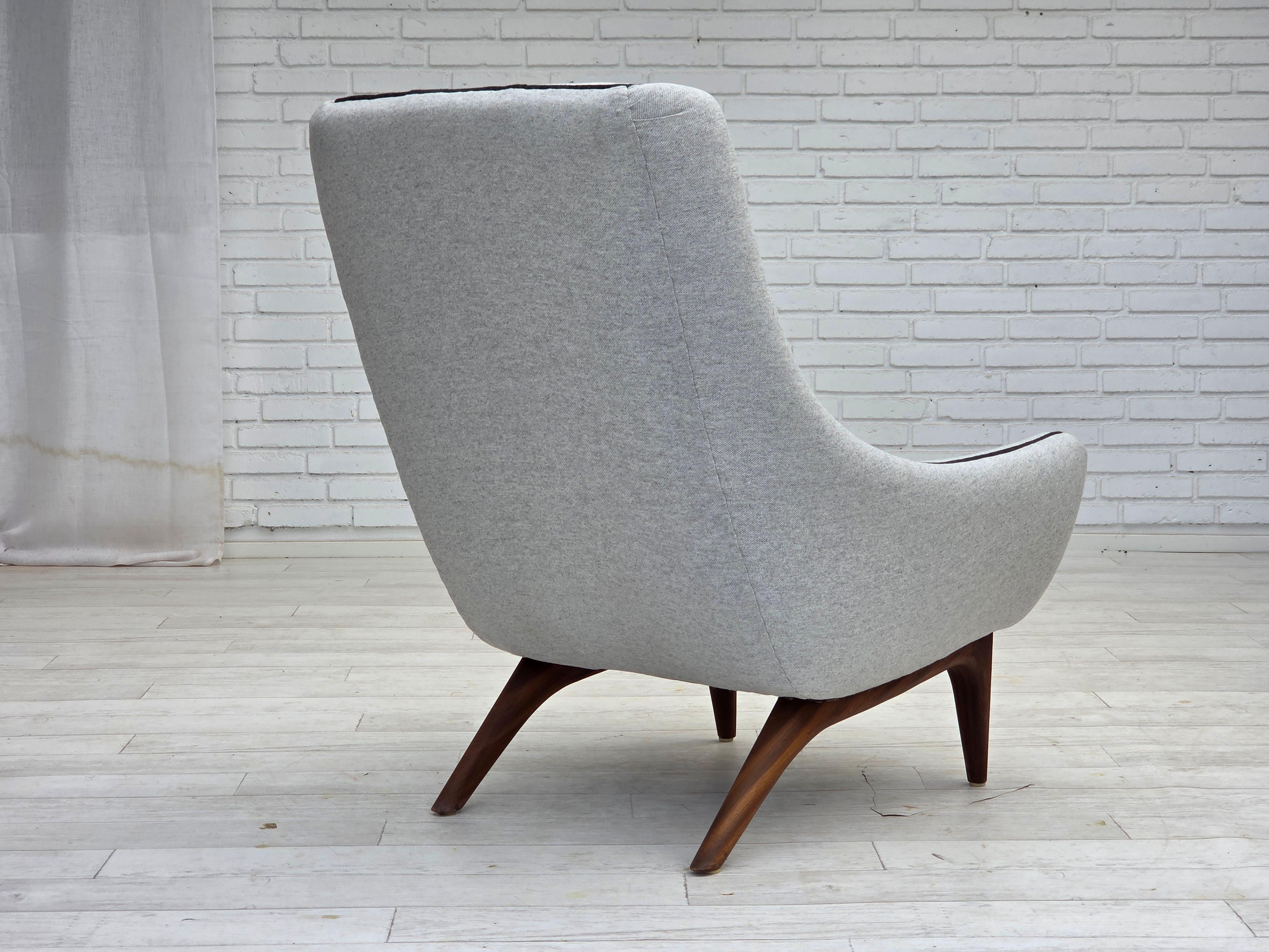 Wool 1960s, Danish design by Illum Wikkelsø, model ML 140 with stool, reupholstered. For Sale