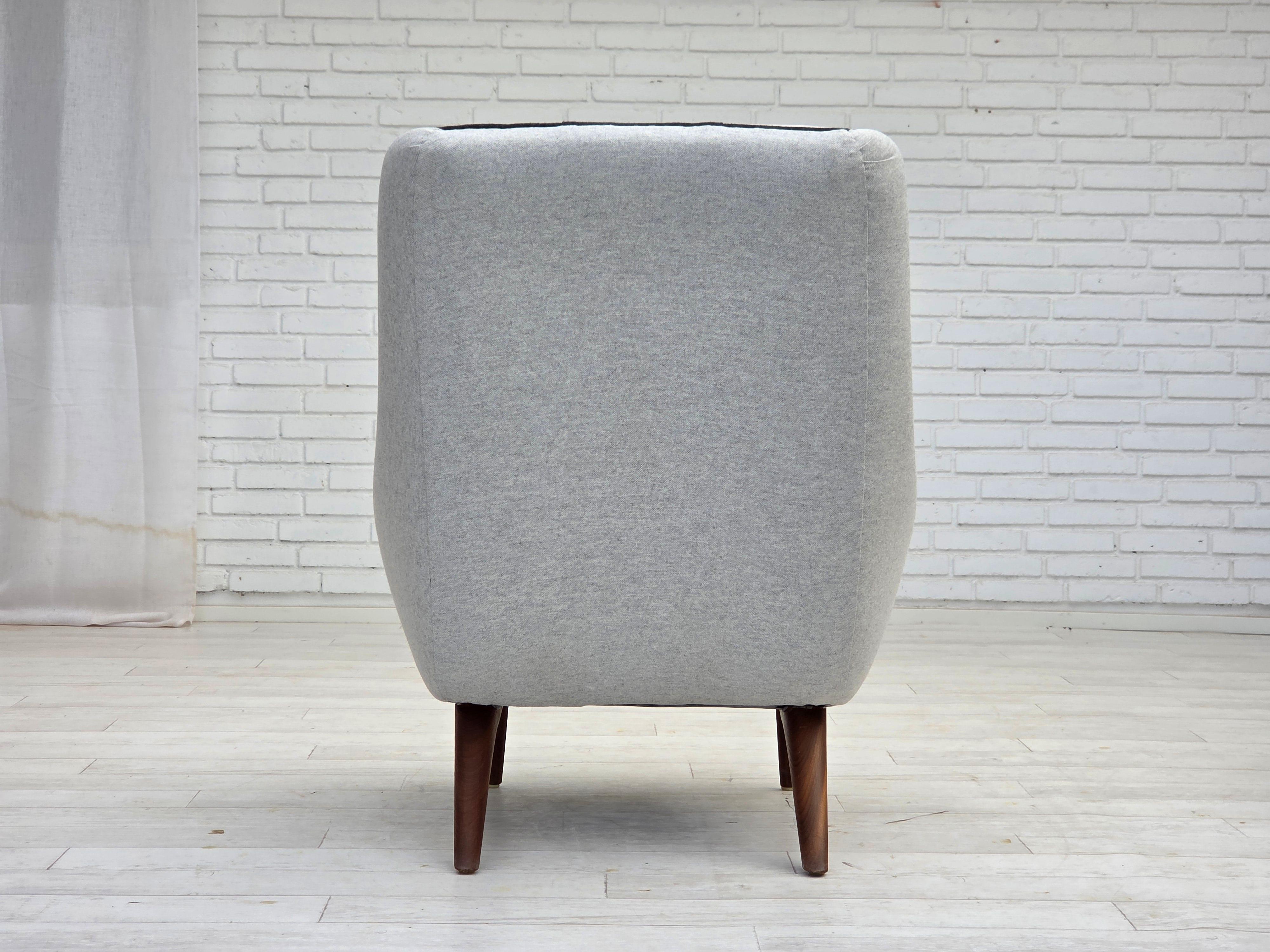 1960s, Danish design by Illum Wikkelsø, model ML 140 with stool, reupholstered. For Sale 1