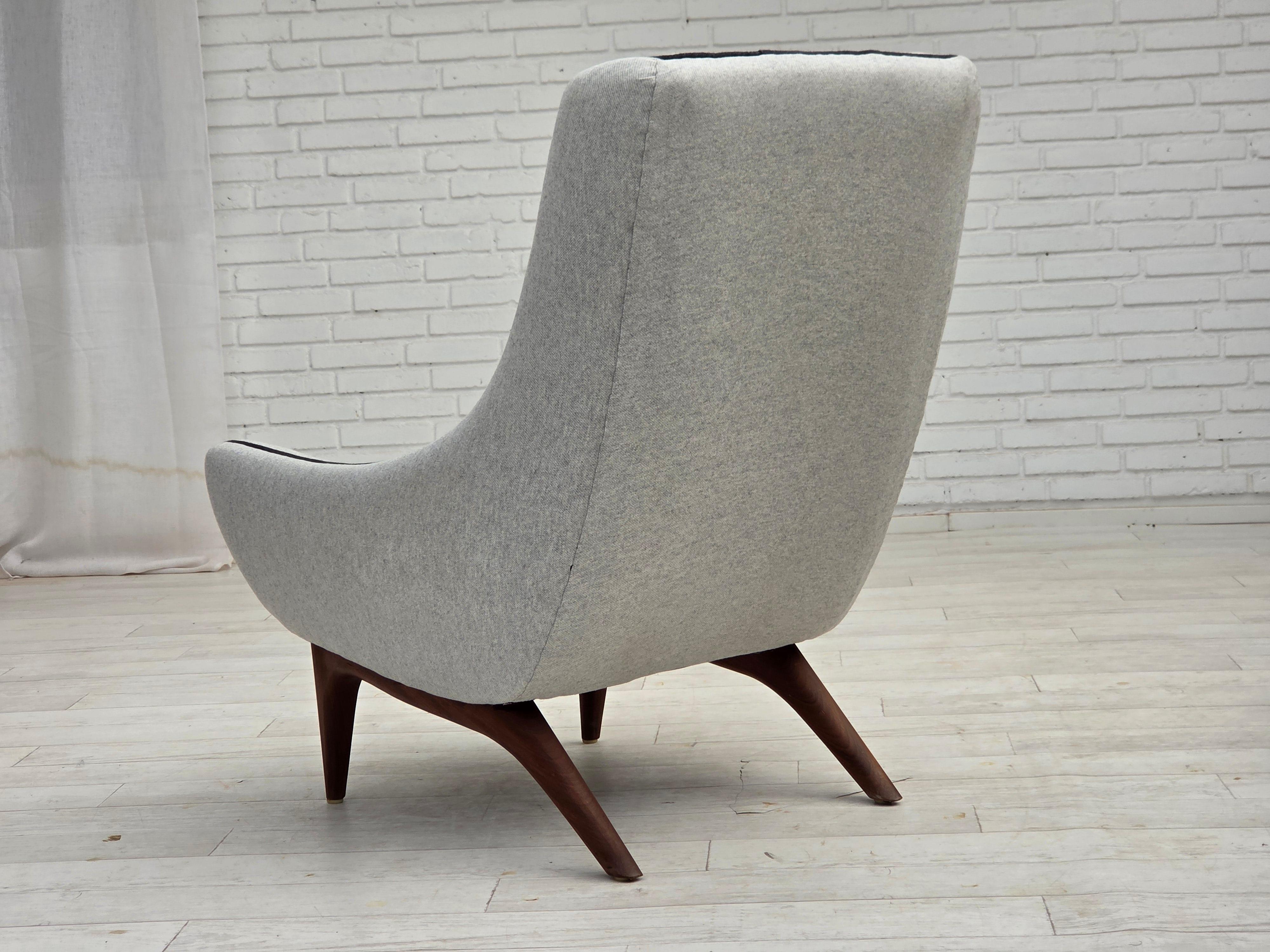1960s, Danish design by Illum Wikkelsø, model ML 140 with stool, reupholstered. For Sale 3