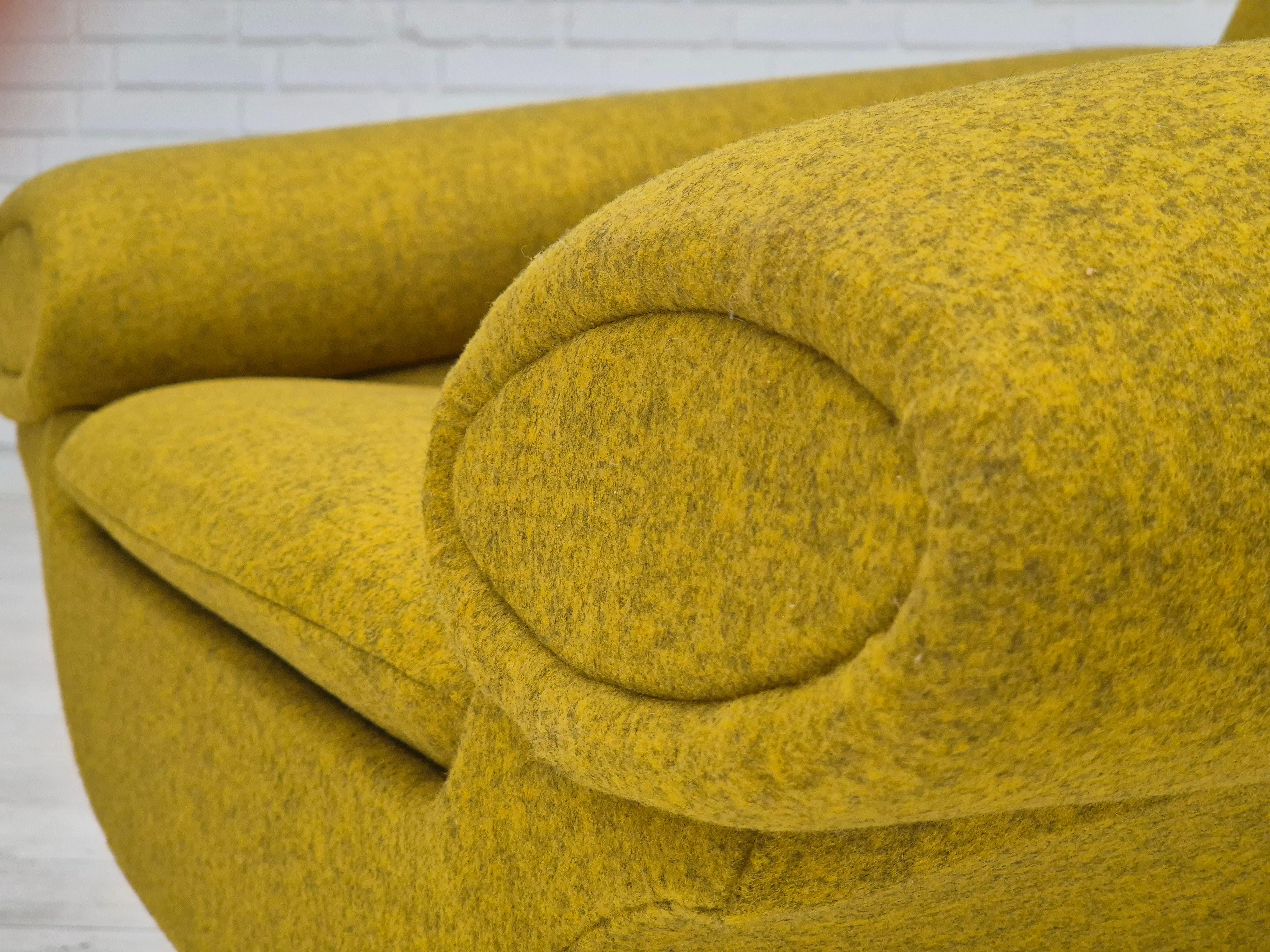 Années 1960, design danois de Johannes Andersen, fauteuil entièrement retapissé. en vente 5