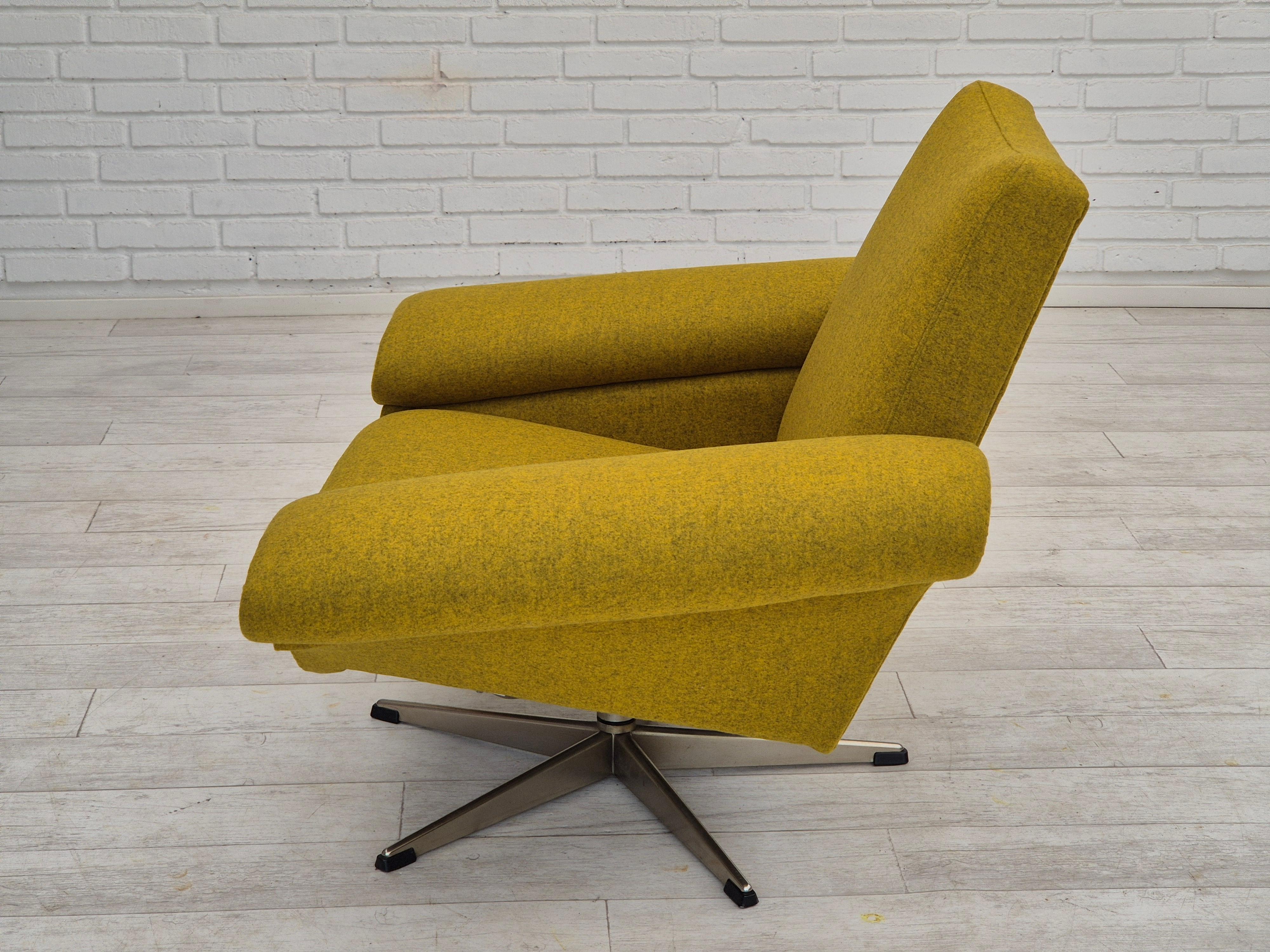 Années 1960, design danois de Johannes Andersen, fauteuil entièrement retapissé. en vente 11