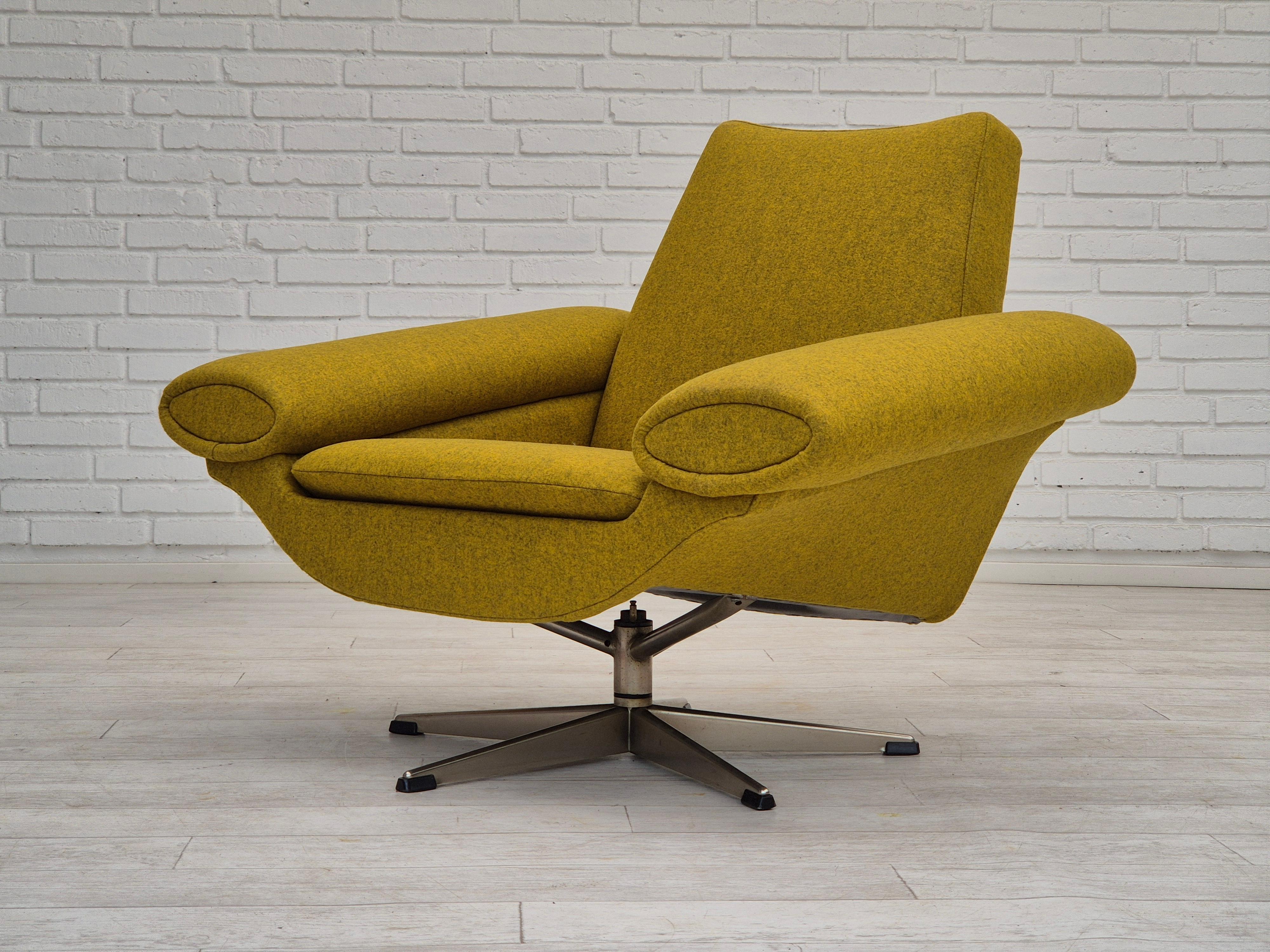 Années 1960, design danois de Johannes Andersen, fauteuil entièrement retapissé. en vente 12