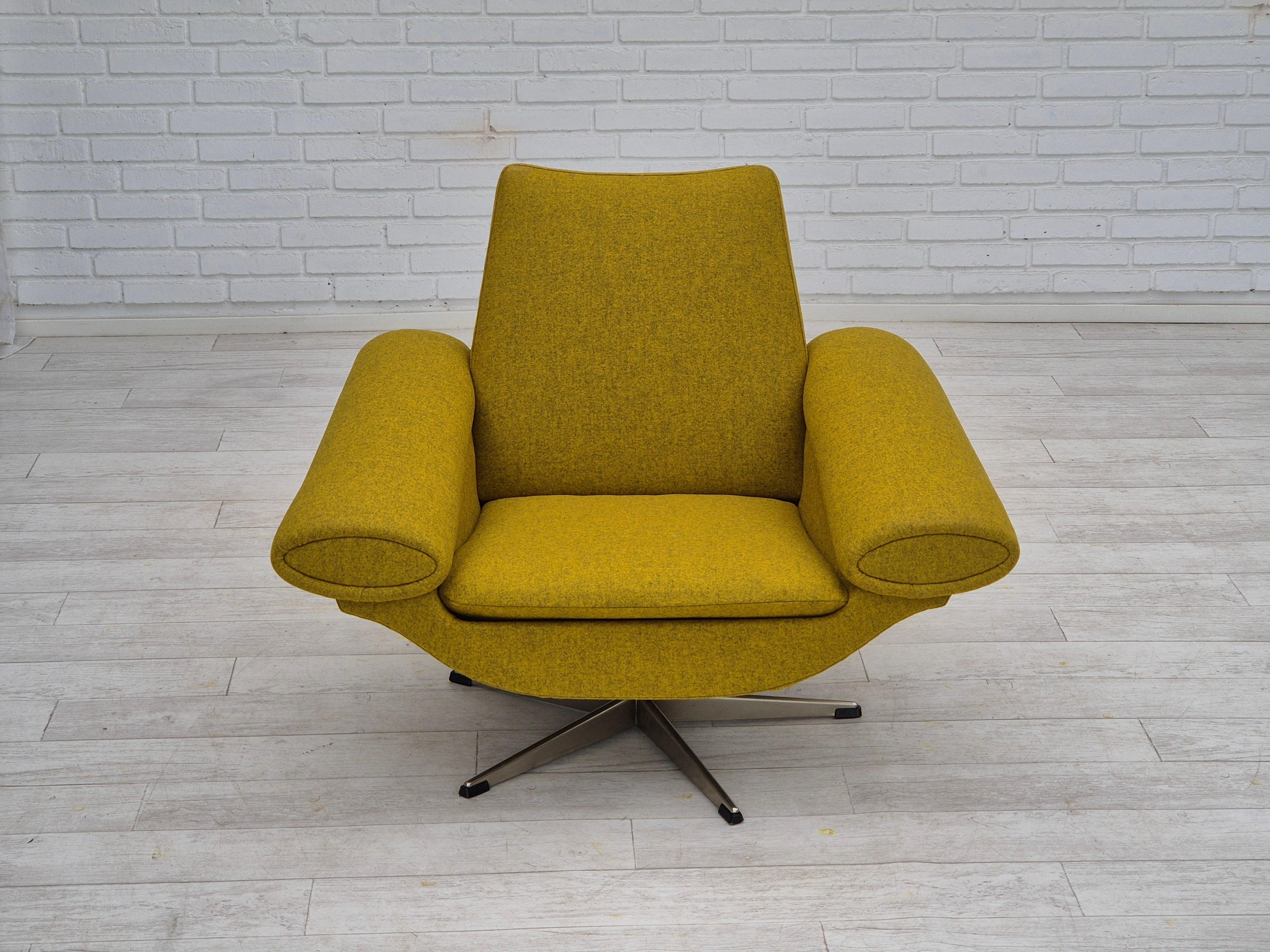 Années 1960, design danois de Johanes Andersen. Fauteuil pivotant entièrement rénové, rembourré, en laine d'ameublement de qualité en feutre jaune. Sellerie neuve, pied en acier chromé. Fabriqué par un fabricant de meubles suédois AB Trensum dans