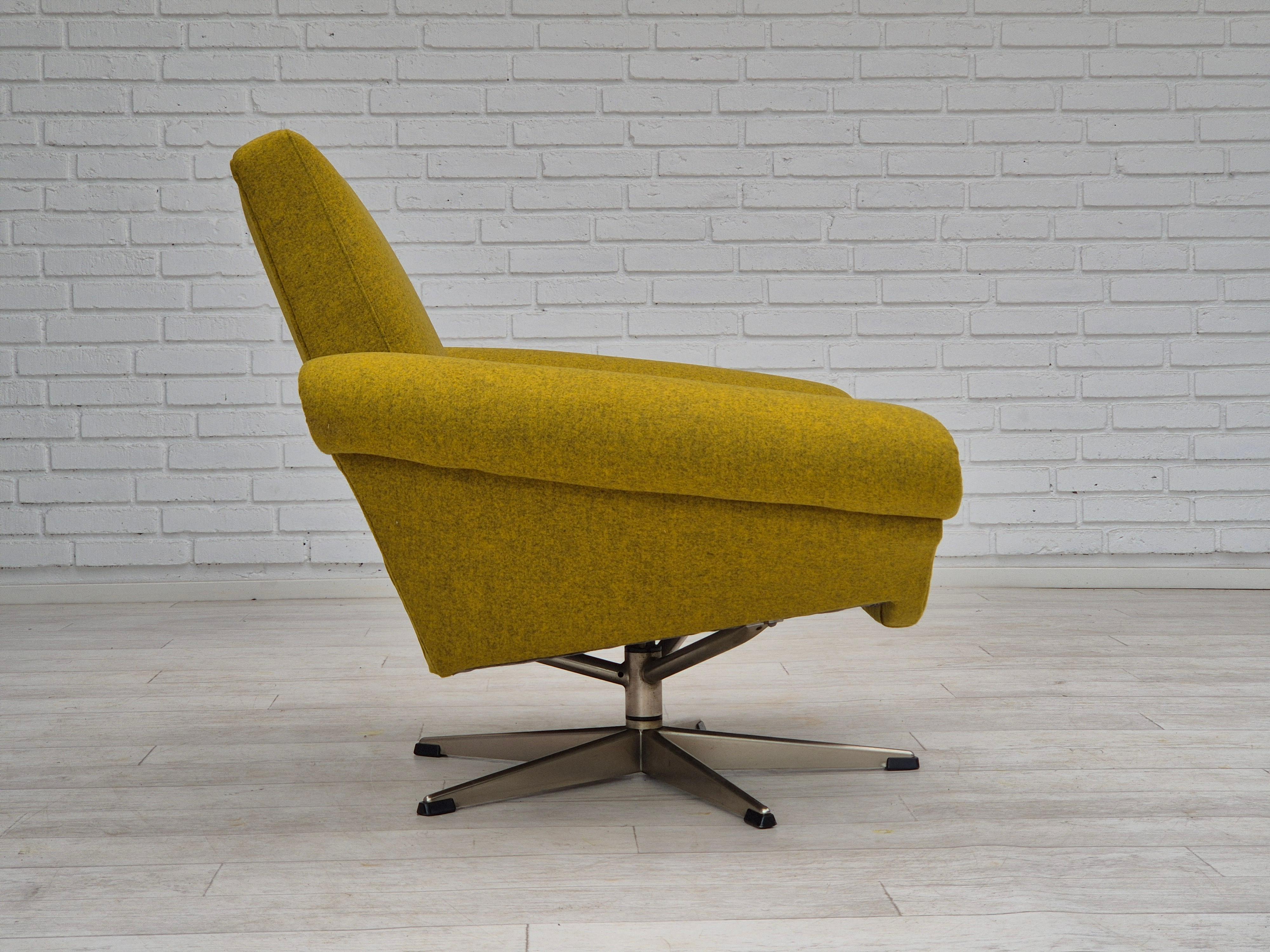 Danois Années 1960, design danois de Johannes Andersen, fauteuil entièrement retapissé. en vente
