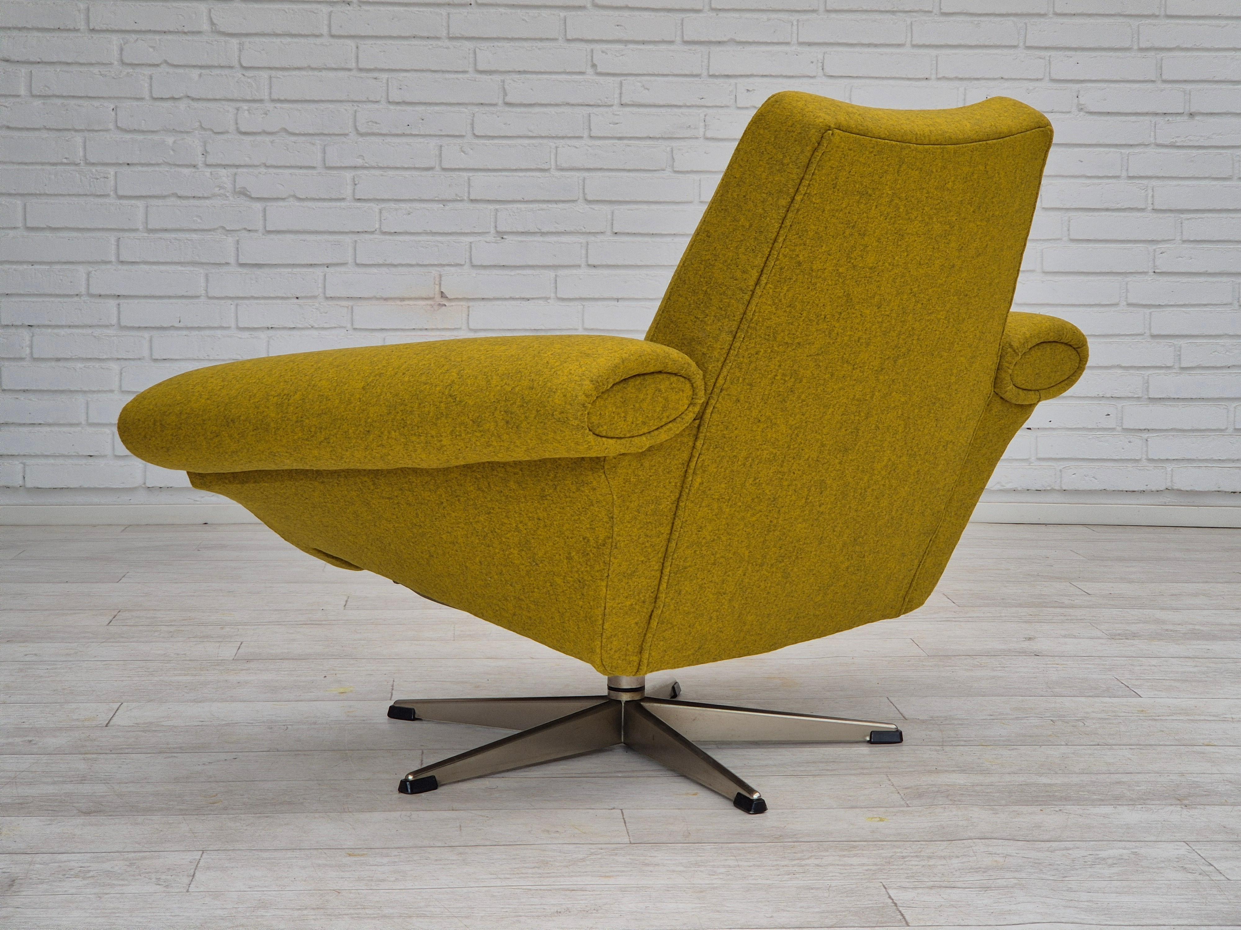 Acier Années 1960, design danois de Johannes Andersen, fauteuil entièrement retapissé. en vente