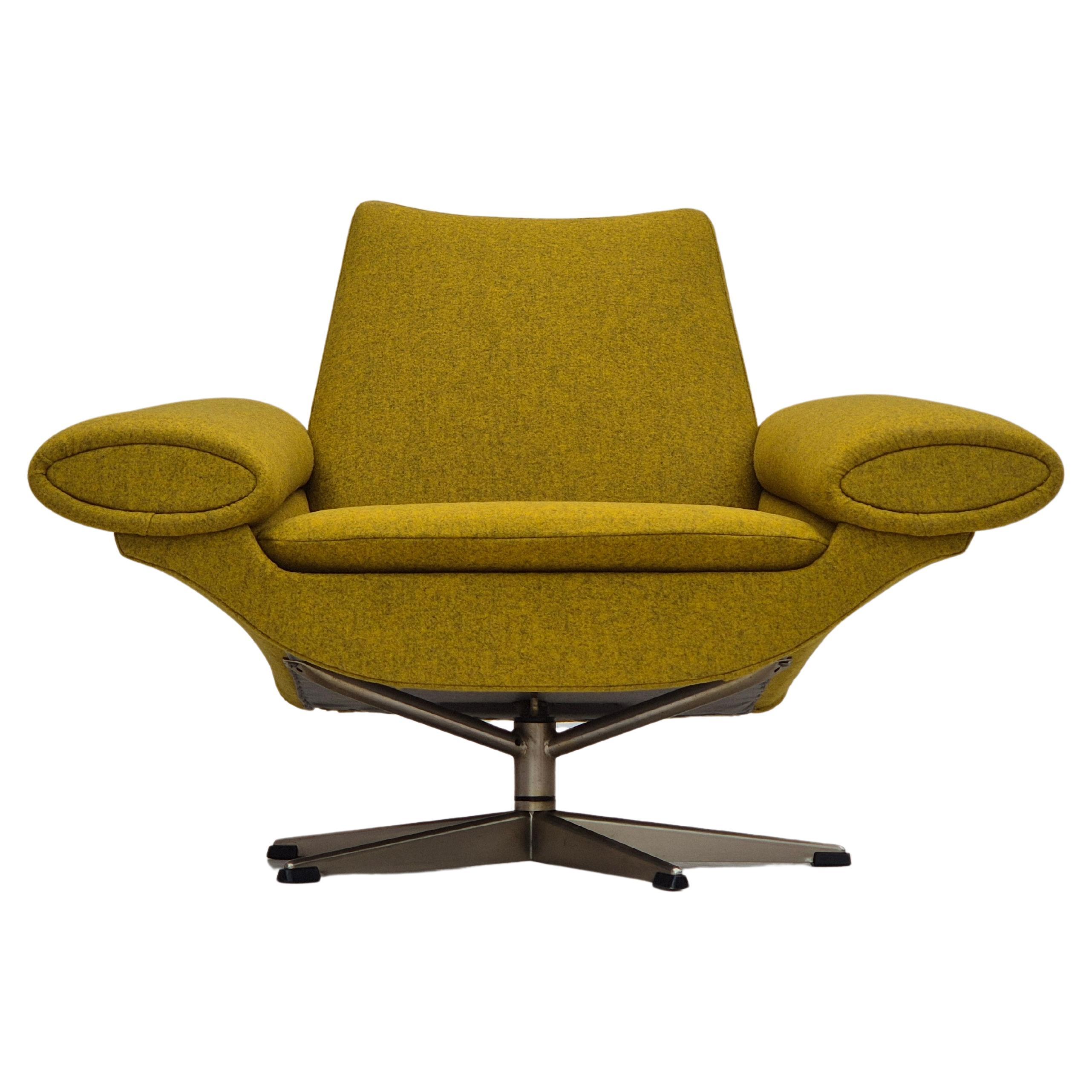 Années 1960, design danois de Johannes Andersen, fauteuil entièrement retapissé.