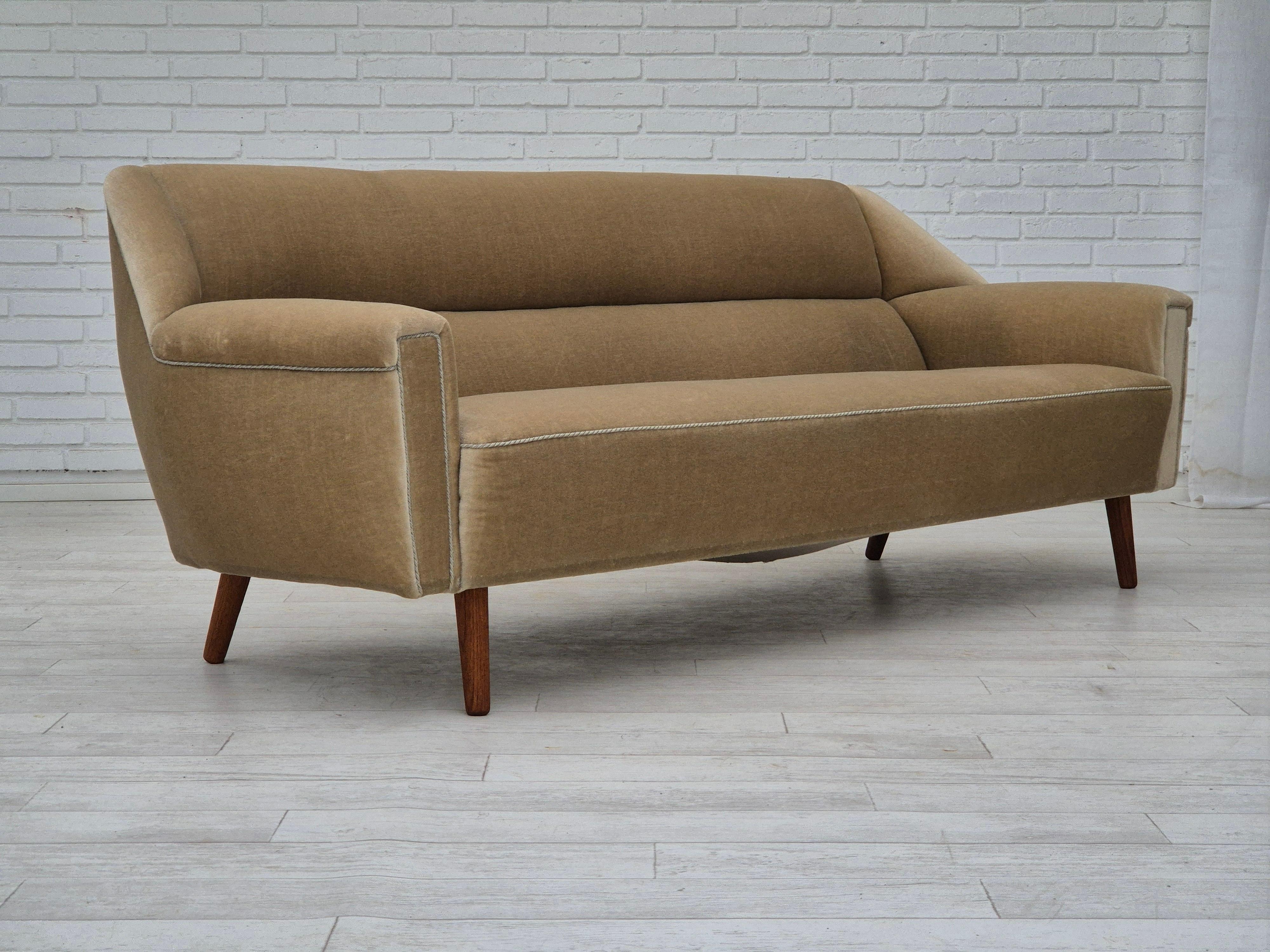 Années 1960, design danois de Kurt Østervig pour Rolschau Møbler. Canapé 3 places, modèle 57, en très bon état d'origine : pas d'odeurs ni de taches. Velours d'ameublement vert clair d'origine, pieds en teck. Fabriqué par le fabricant de meubles