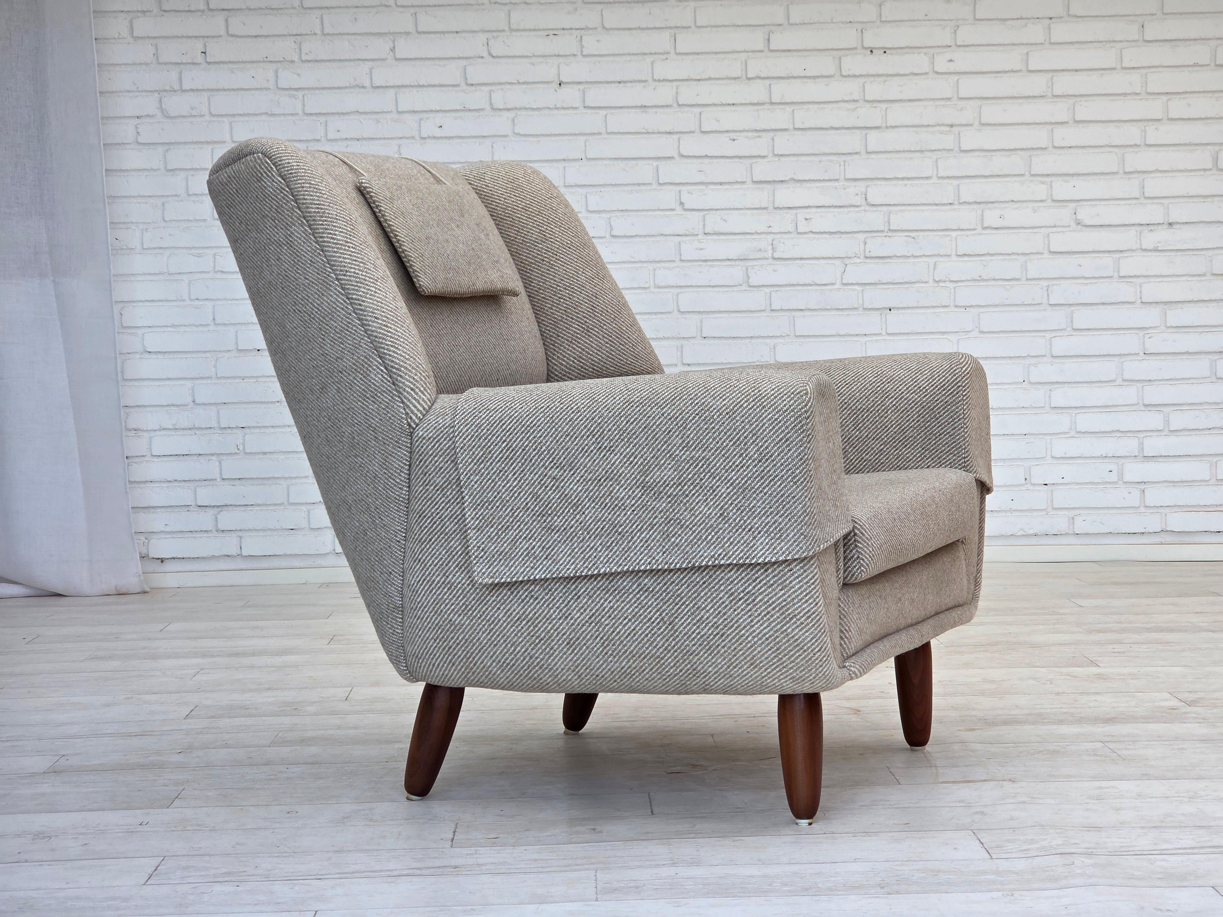 Anni '60, design danese di Kurt Østervig per Rolschau Møbler. Poltrona modello 61, lana da arredamento, legno di teak. Copribraccioli e cuscino per il collo extra. La sedia è stata tappezzata da un artigiano circa 10 anni fa. Ottime condizioni: