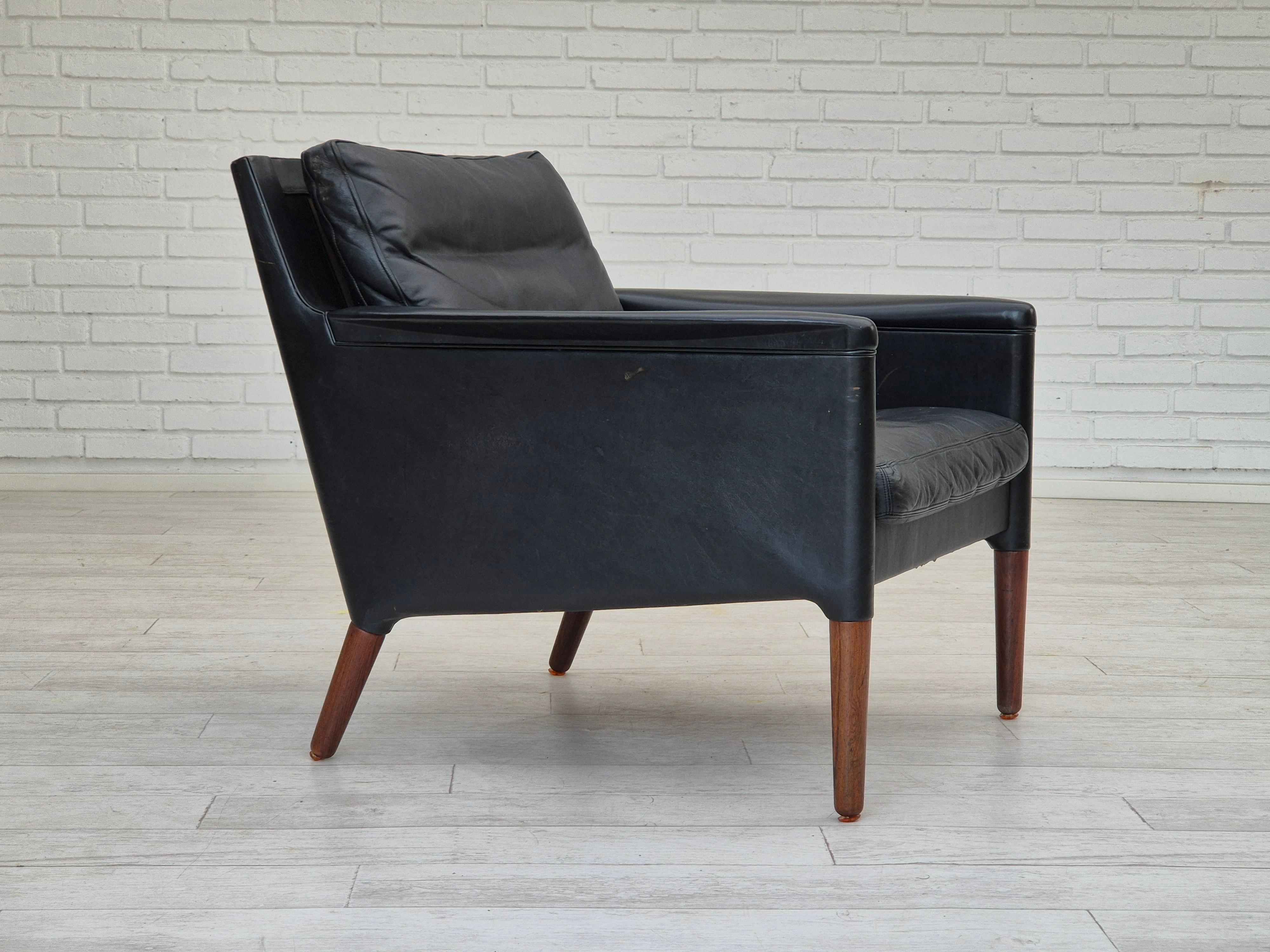 1960s, Danish design by Kurt Østervig. Lounge chair model 55. Black leather, rosewood legs. Original very good condition: no smells and no stains. Manufactured by Danish furniture manufacturer Centrum Møbler in about 1965. (Designmuseum Danmark,