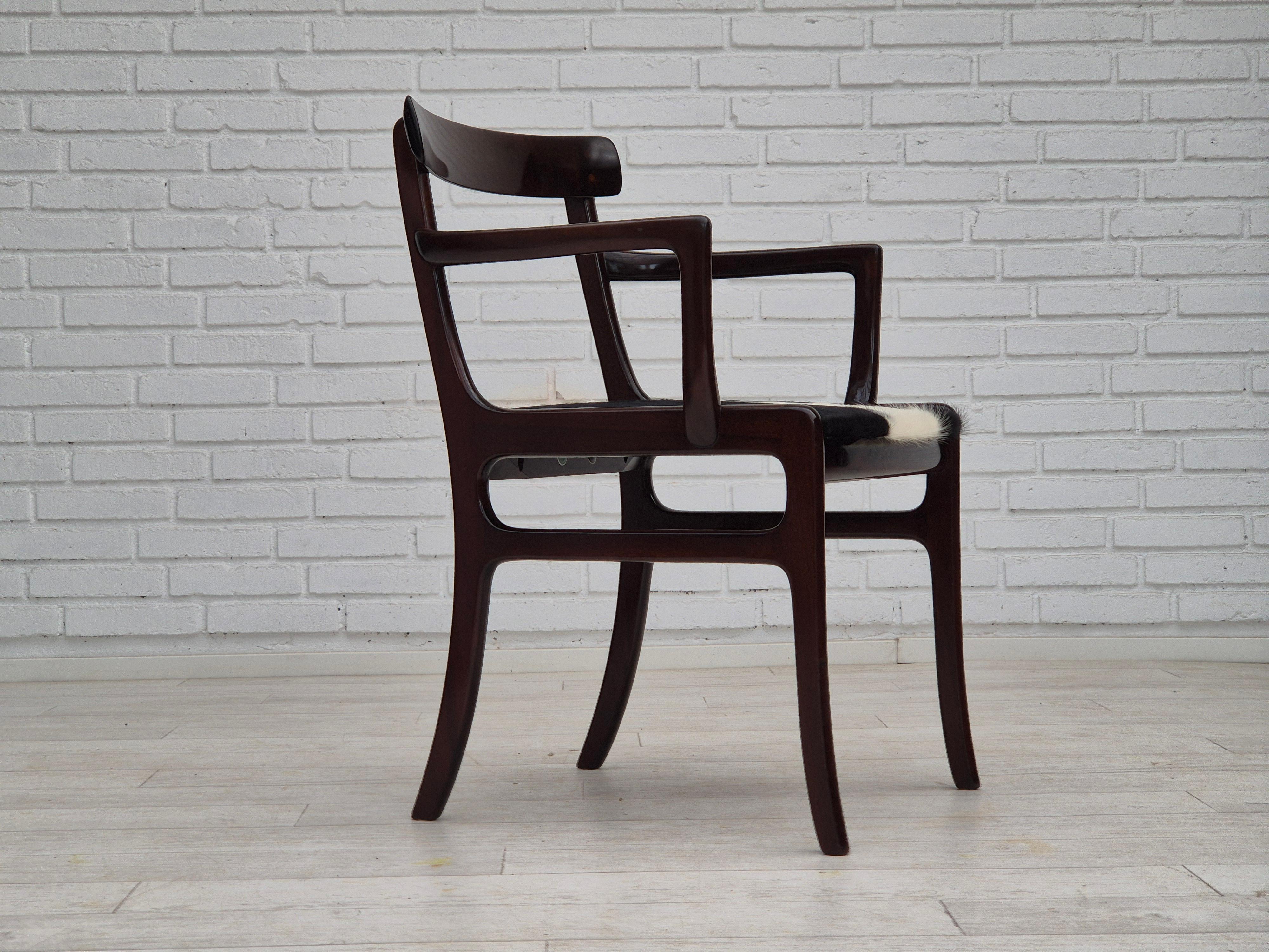 Années 1960, design danois d'Ole Wanscher pour P. Jeppesnes Møbelfabrik. Fauteuil rembourré en cuir de vachette de qualité. Bois d'acajou laqué renouvelé. Fabriqué par le fabricant de meubles danois P.Jeppesnes Møbelfabrik dans les années 1965.