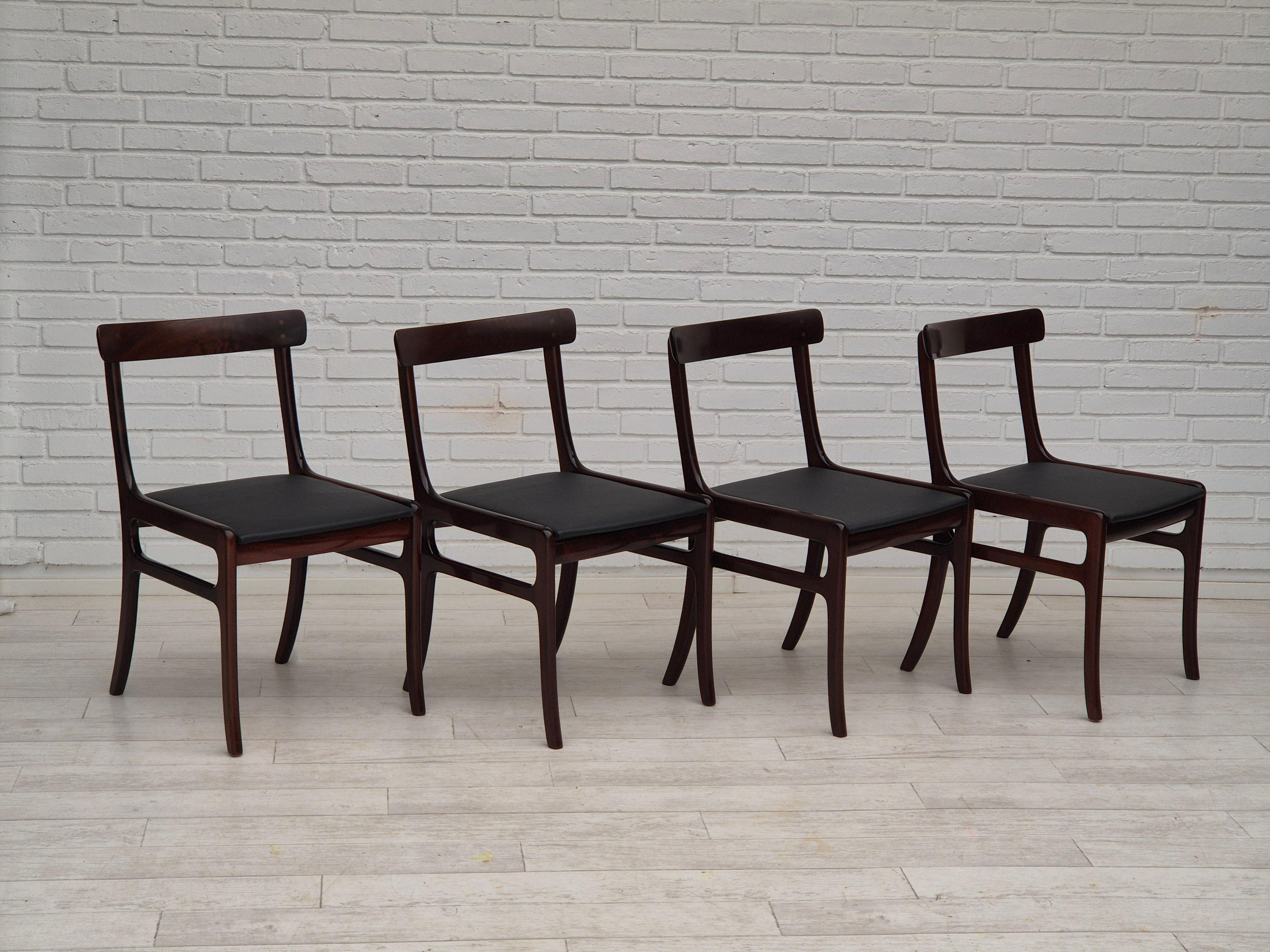 1960er Jahre, dänisches Design von Ole Wanscher für P. Jeppesnes Møbelfabrik. Satz von 4 neu gepolsterten Esszimmerstühlen. Qualitätsmöbel aus schwarzem Kunstleder. Lackiertes Mahagoniholz. Hergestellt von der dänischen Möbelfabrik P. Jeppesnes