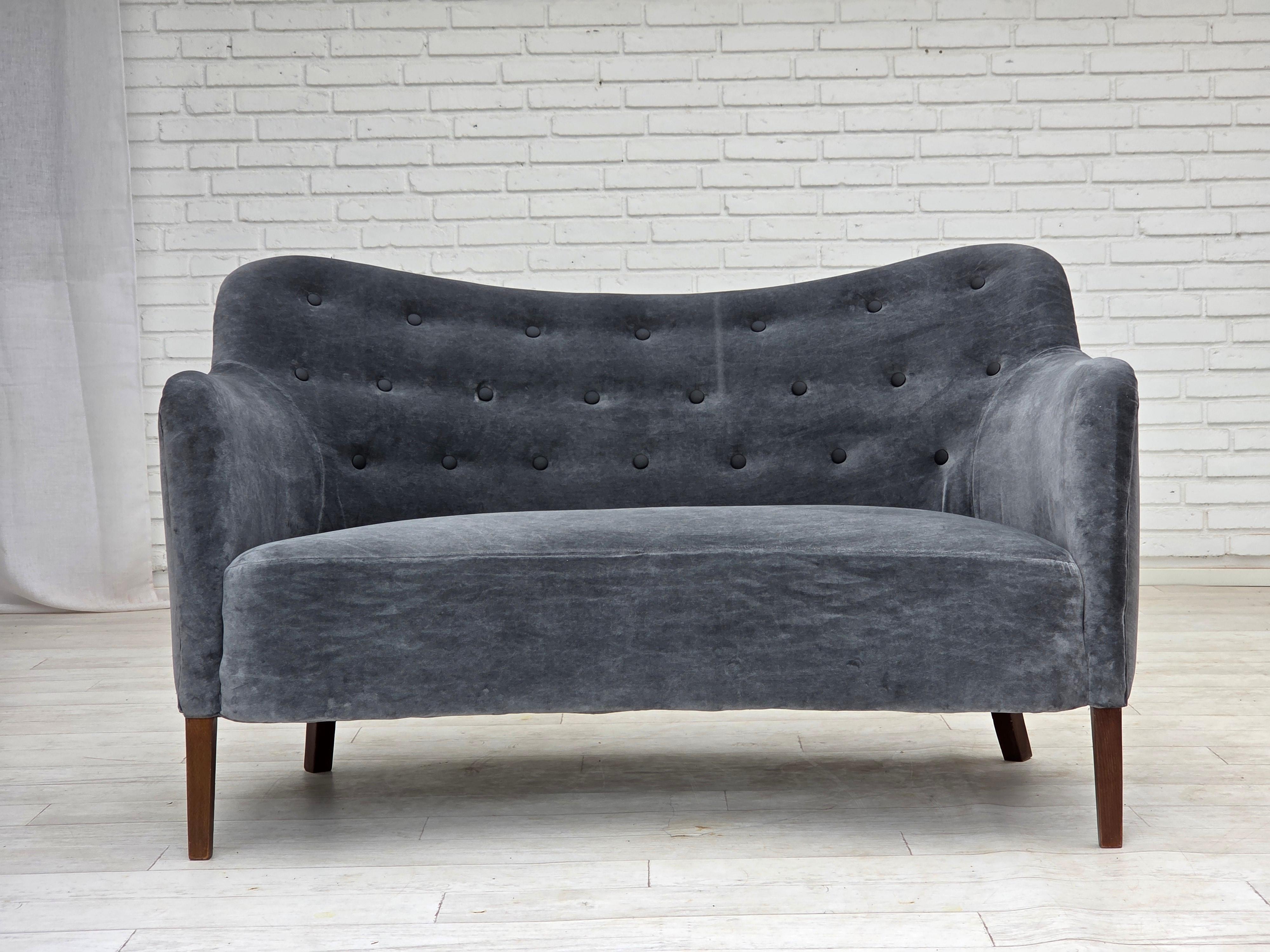 Años 60, diseño danés de Slagelse Møbelværk, sofá modelo 185. Retapizado en terciopelo gris de calidad para muebles. Botones de piel artificial negra. Se conservan las patas de madera de haya, los muelles de latón del asiento y el respaldo.