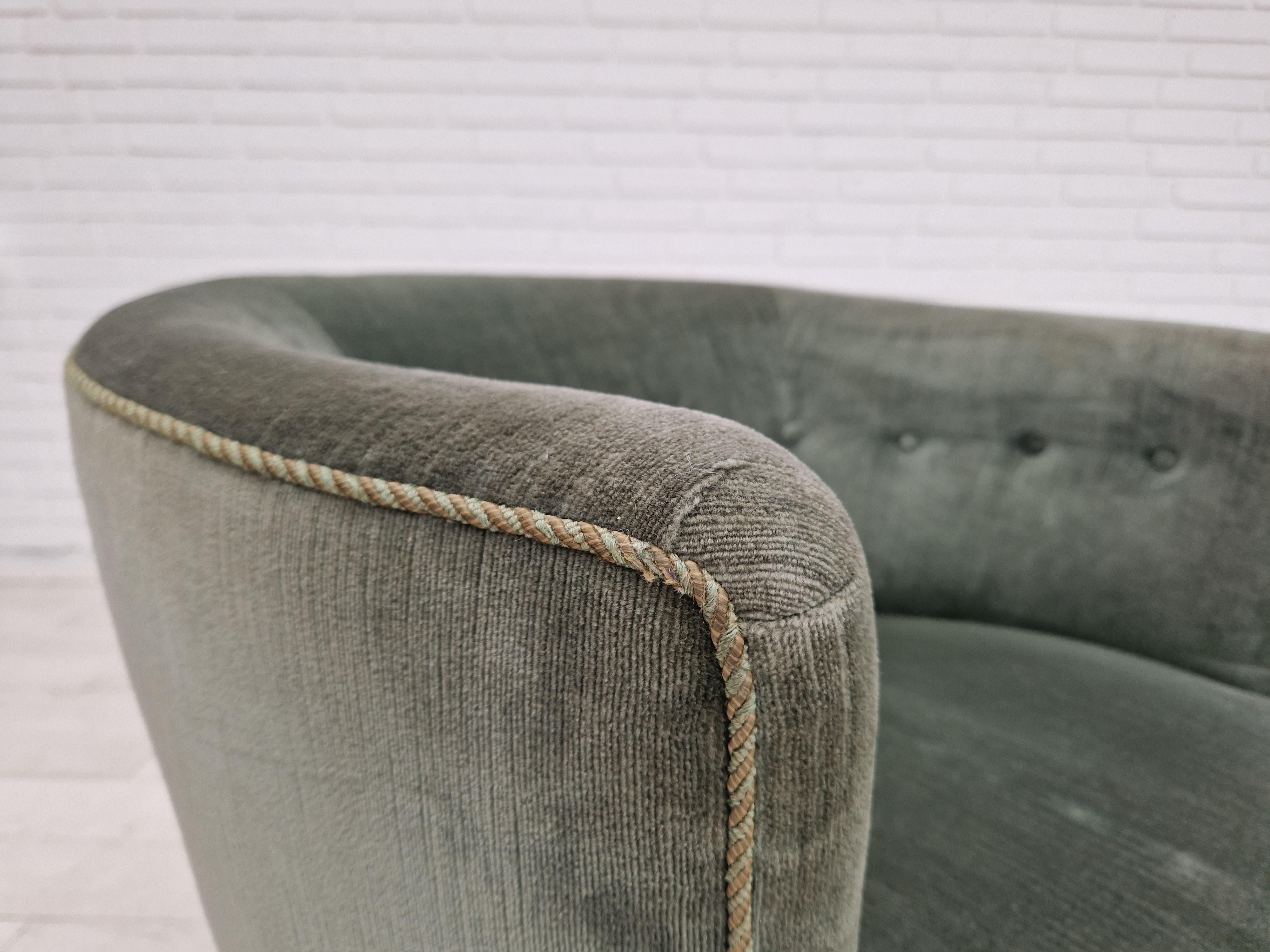 Chaise longue vintage au design danois. Fabriqué vers 1960 par un fabricant de meubles danois. Sellerie d'origine en velours vert en très bon état, pas de taches, pas d'odeurs. Pieds en bois de hêtre. Ressorts dans le siège.