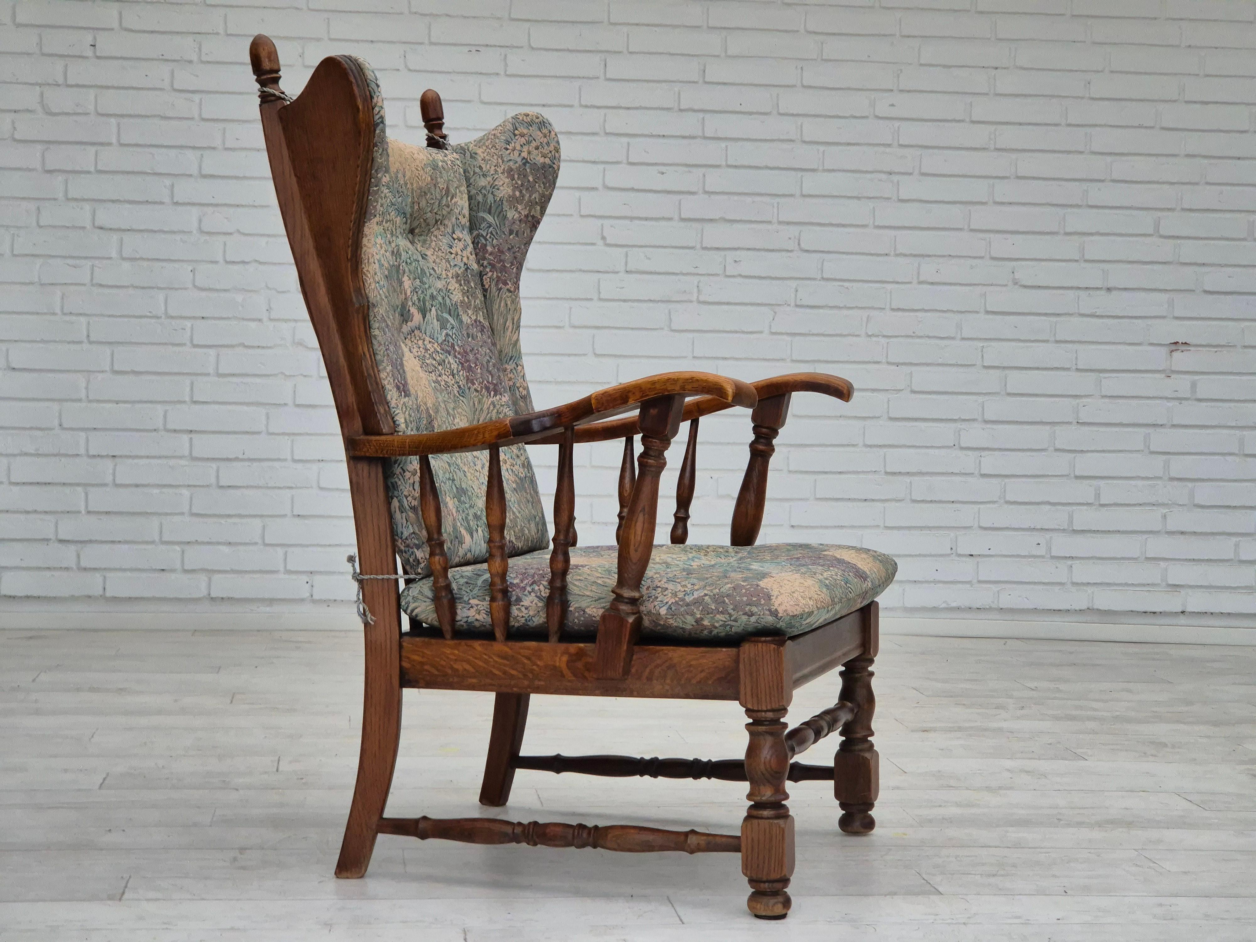 Années 1960, design danois, fauteuil à dossier haut de Regan Møbelfabrik, Aarhus. Très bon état d'origine : pas d'odeurs ni de taches. Meuble en tissu multicolore, bois de chêne. Fabriqué par un fabricant de meubles danois dans les années 1960. 