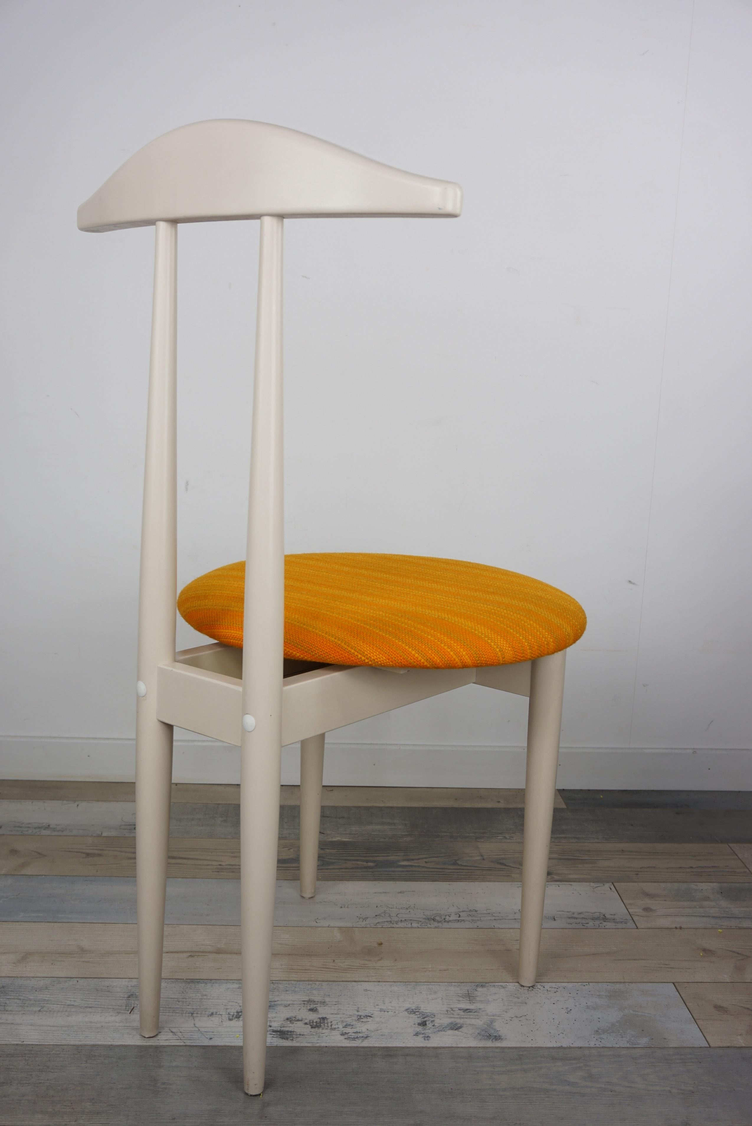 Ivory satin wood chair and seat (height 43cm) round fabric Seventies and Pop! Original, ingenious and super practical, it hides its game well by concealing, in its seat, a small storage space where you can hide, neither seen nor known, your most
