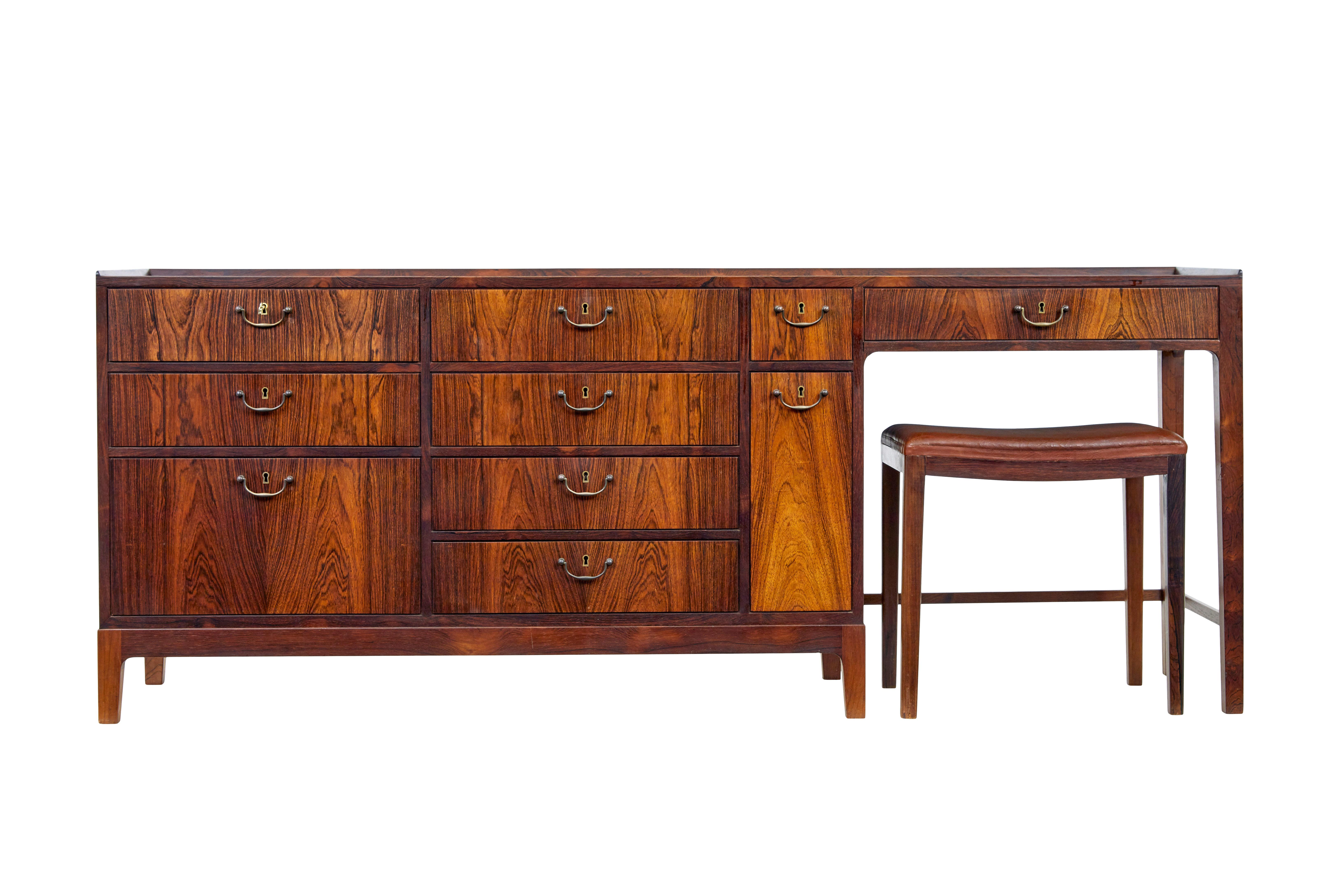 Credenza in palissandro di Frode Holm, 1960 circa, di design danese.

Splendida credenza o grande toletta impiallacciata in ricco palissandro. Superficie superiore con bordo a galleria corto. Dotato di cassetti di varie dimensioni e maniglie a collo