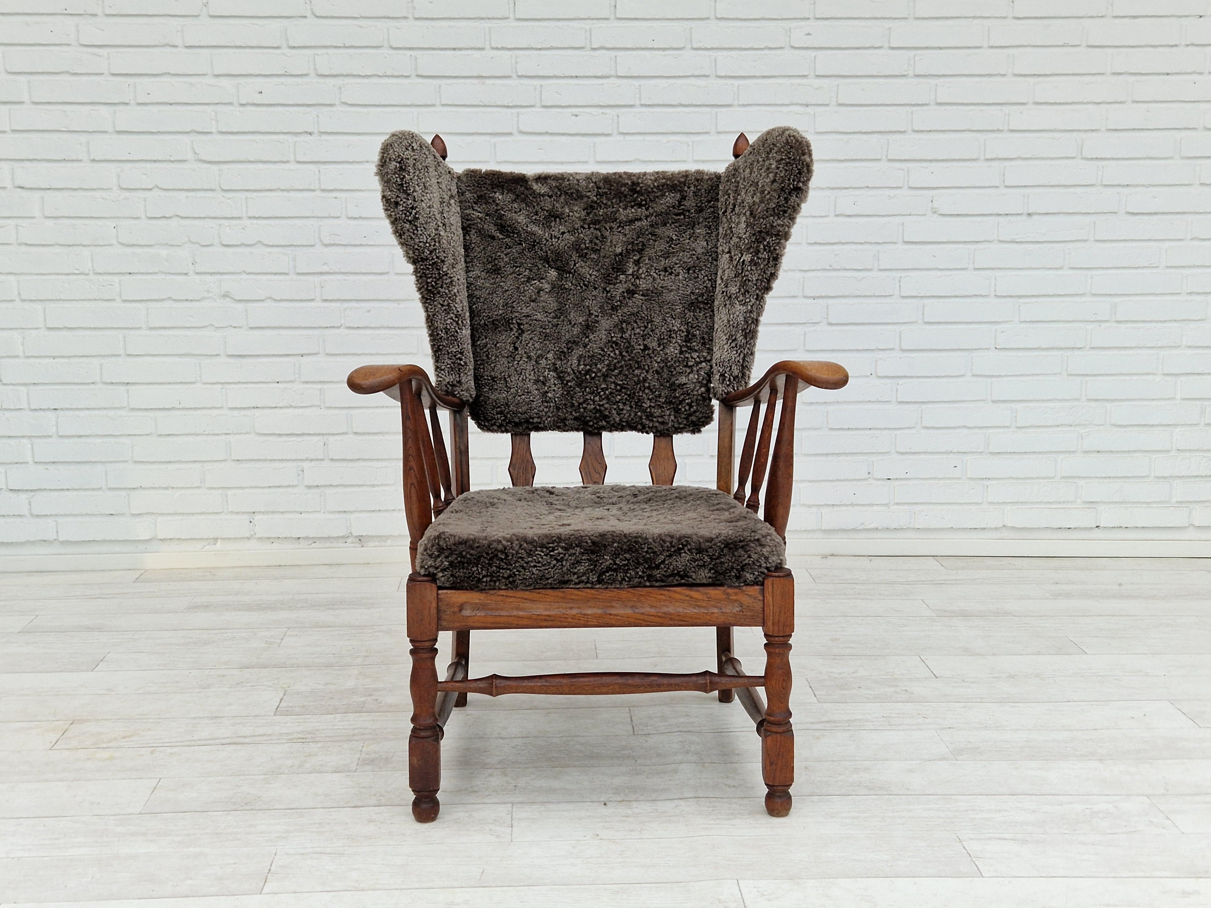 Scandinavo moderno Anni '60, Design danese, Sedia con patta per le orecchie ristrutturata e rivestita, pelle di pecora in vendita