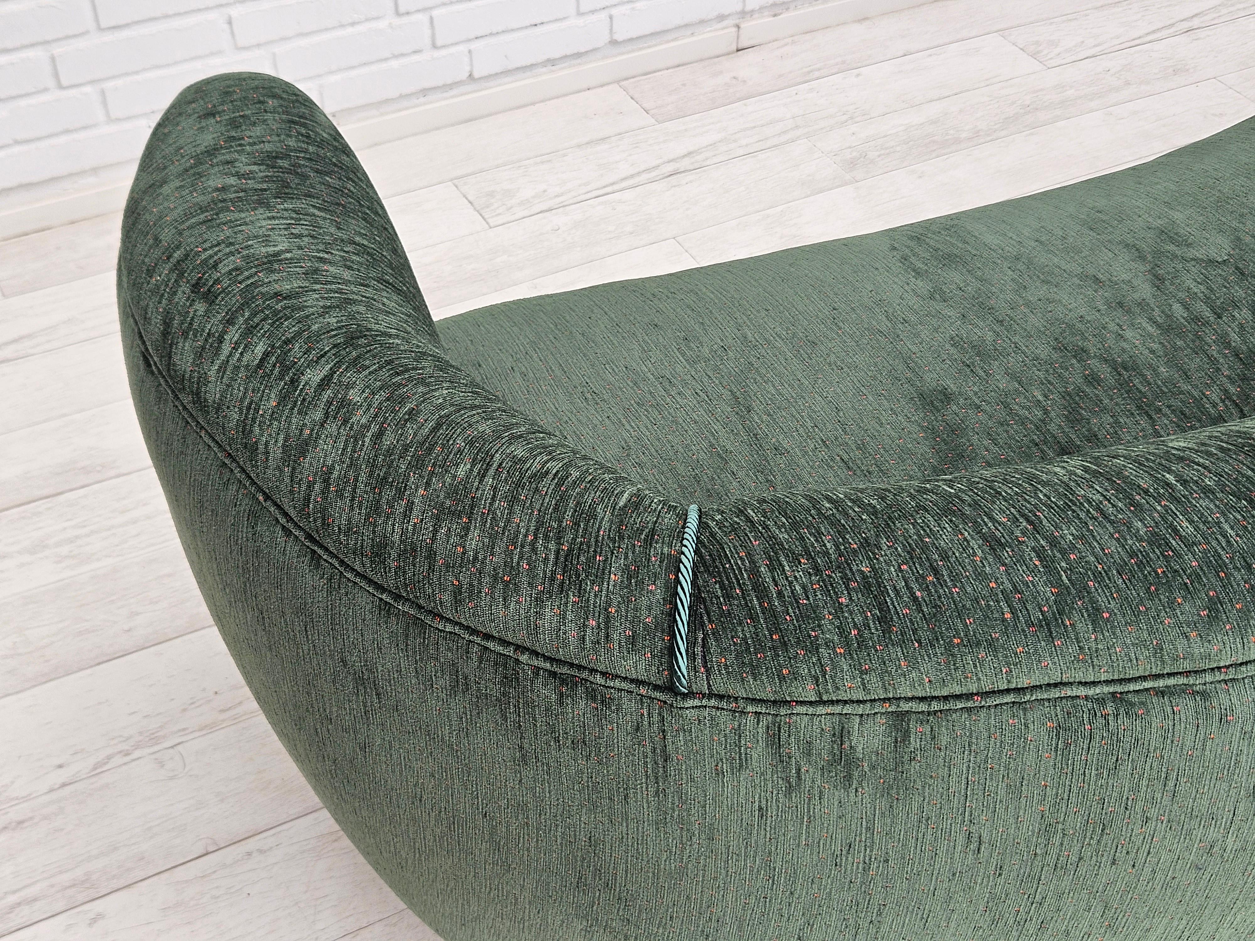 1960er Jahre, dänisches Design, neu gepolstertes 3-Sitzer-Sofa „Banana“-Sofa, Vintage-Samt, Vintage-Samt. im Angebot 6