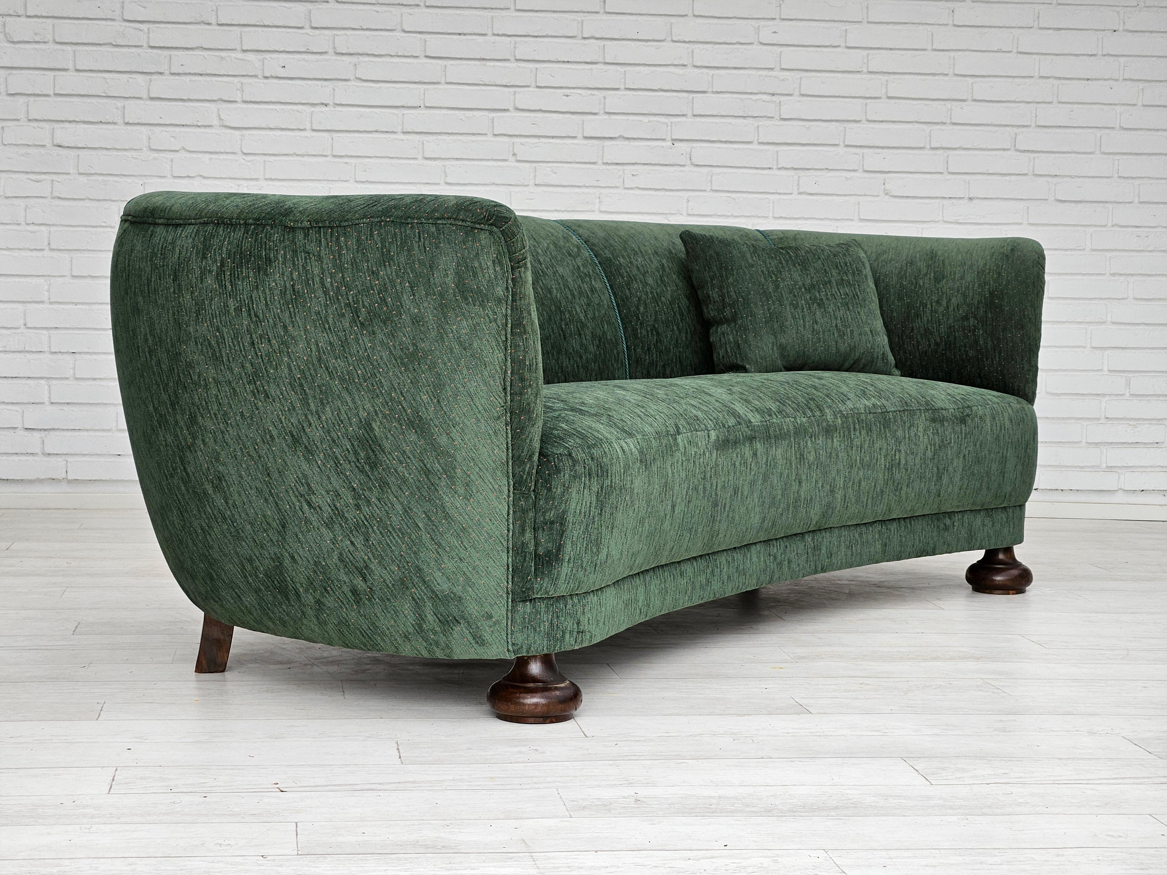 1960er Jahre, dänisches Design, neu gepolstertes 3-Sitzer-Sofa „Banana“-Sofa, Vintage-Samt, Vintage-Samt. (Dänisch) im Angebot