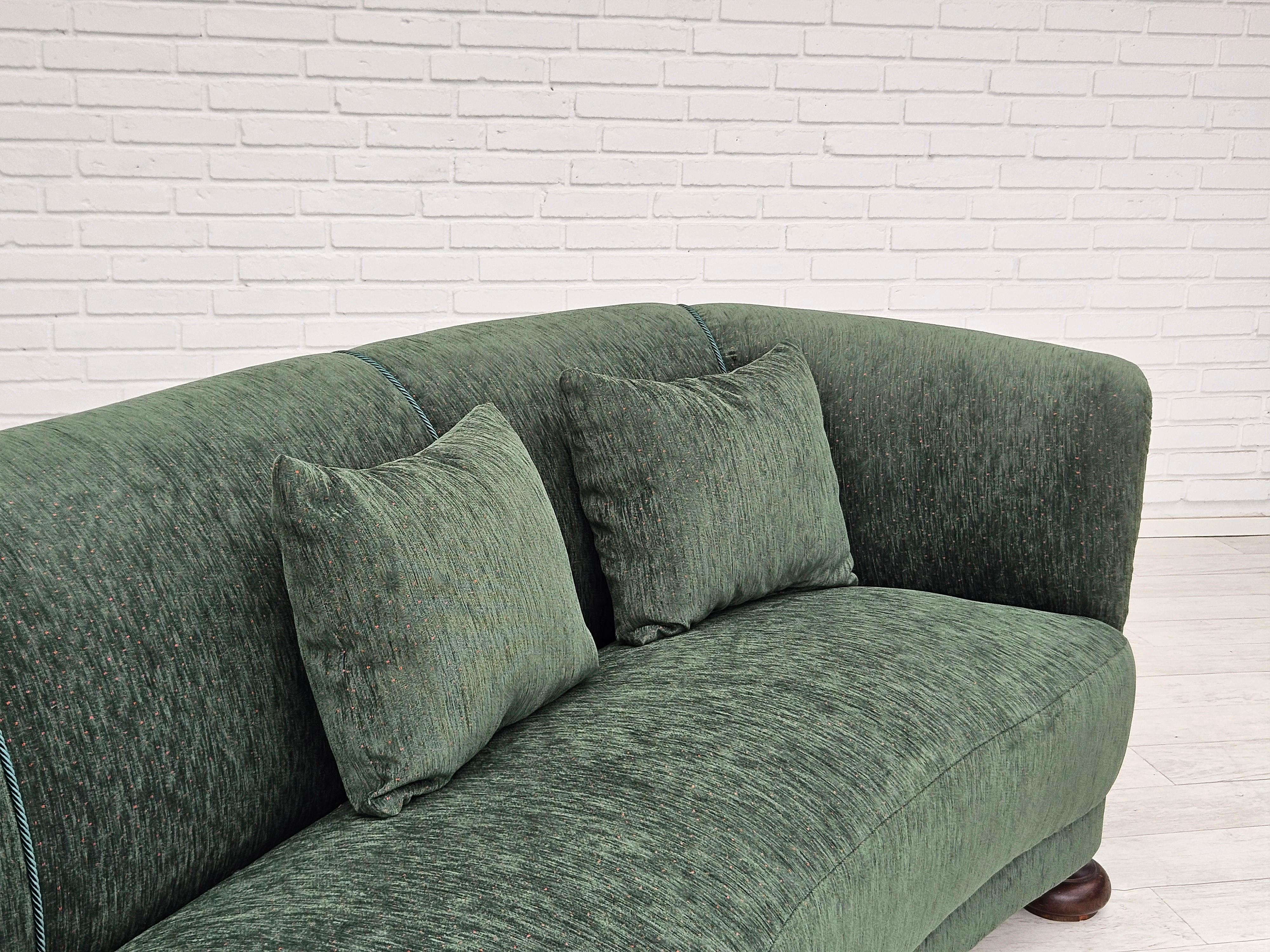 1960er Jahre, dänisches Design, neu gepolstertes 3-Sitzer-Sofa „Banana“-Sofa, Vintage-Samt, Vintage-Samt. (Mitte des 20. Jahrhunderts) im Angebot