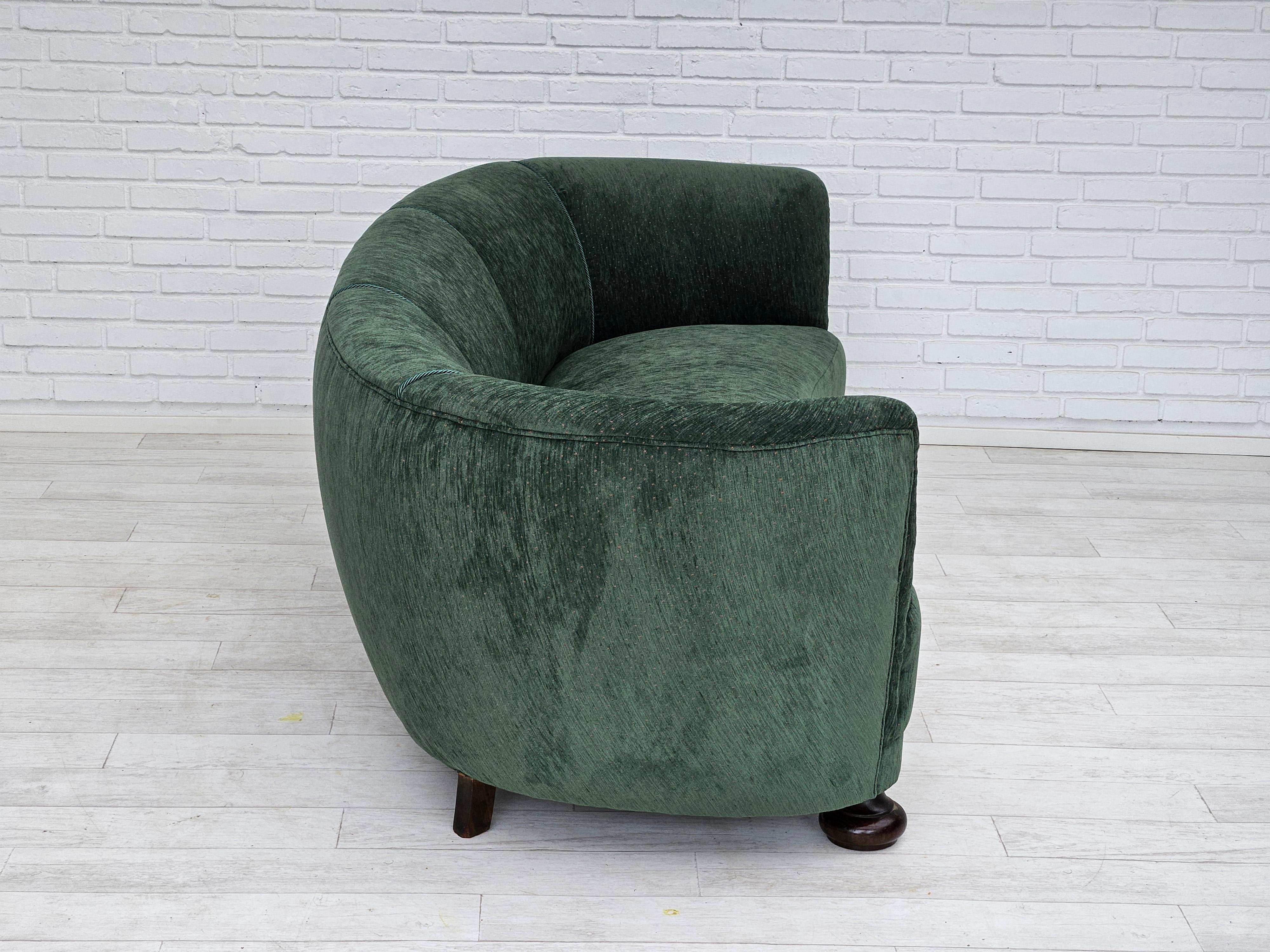 1960er Jahre, dänisches Design, neu gepolstertes 3-Sitzer-Sofa „Banana“-Sofa, Vintage-Samt, Vintage-Samt. (Stoff) im Angebot