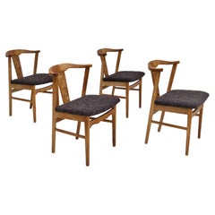 Ensemble de 4 chaises de salle à manger de design danois des années 1960, bois de chêne, retapissées.